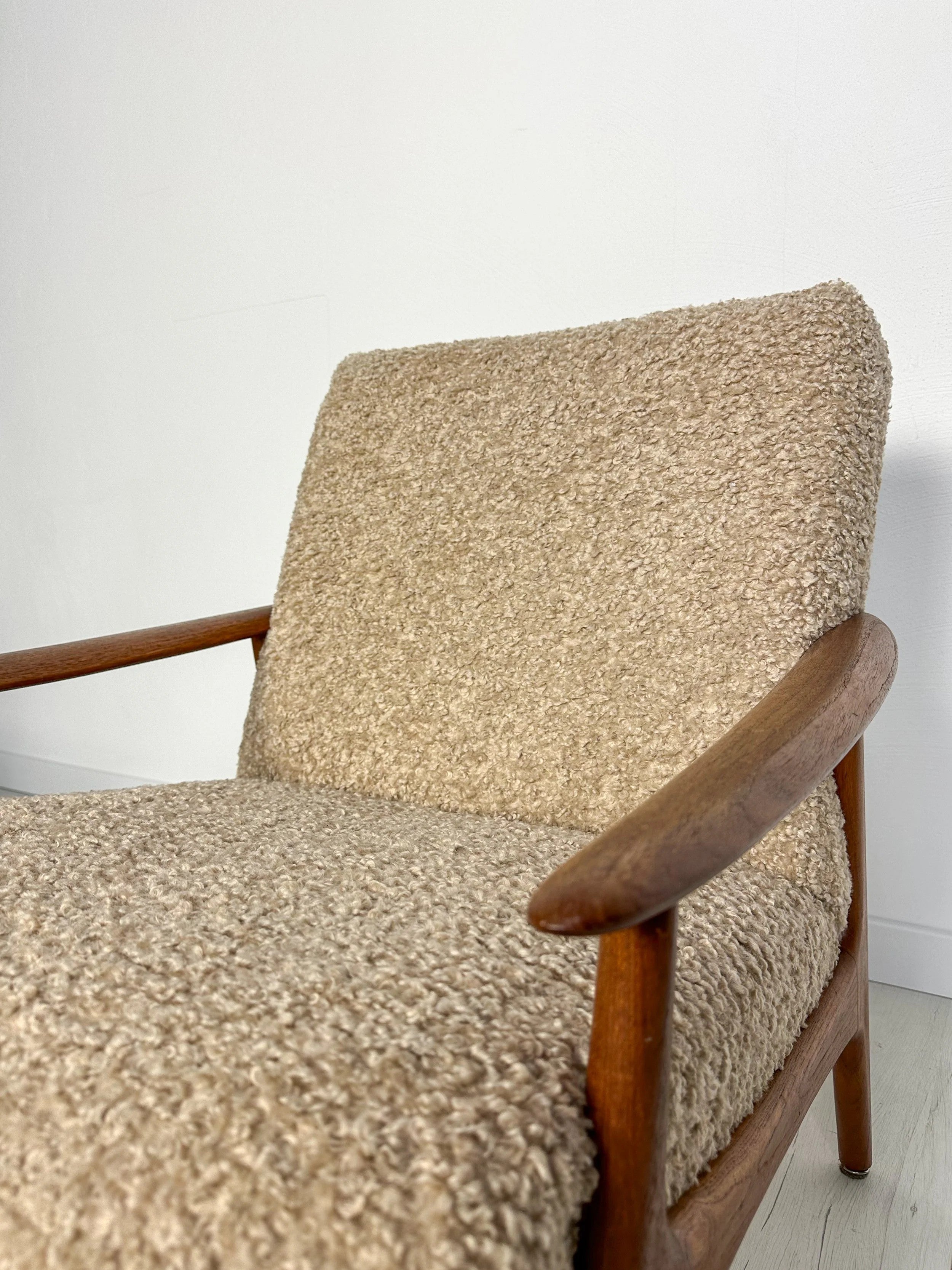 Vintage_Teak_Armchair_with_Beige_Bouclé_Upholstery,_Mid-Century_Modern_Design,_1960s