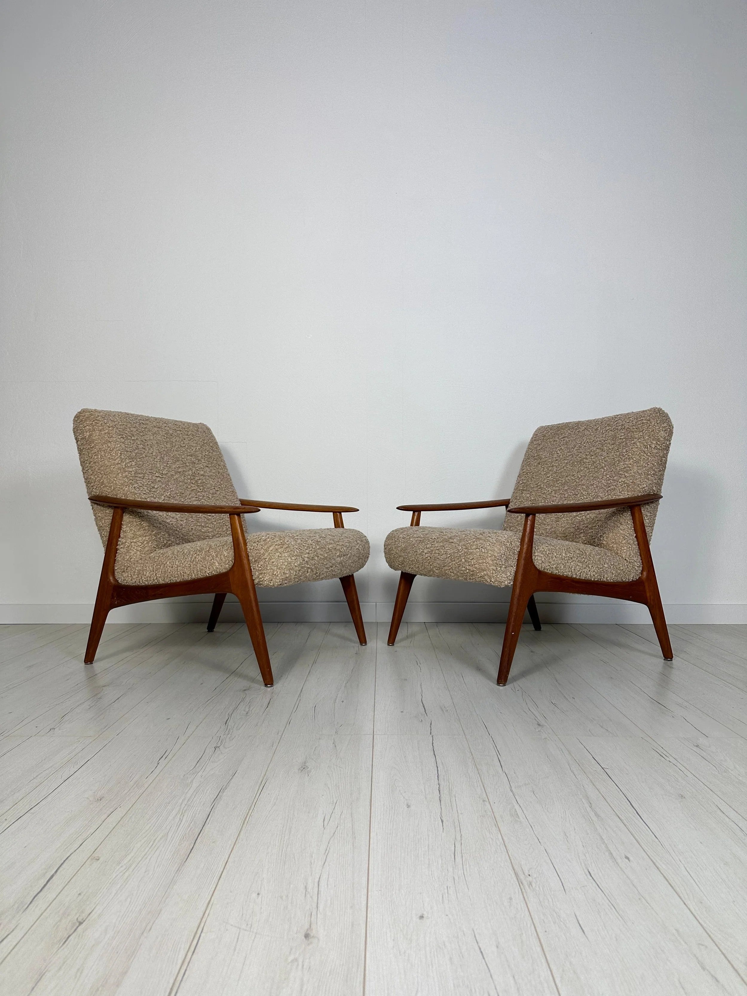 Vintage_Teak_Armchair_with_Beige_Bouclé_Upholstery,_Mid-Century_Modern_Design,_1960s