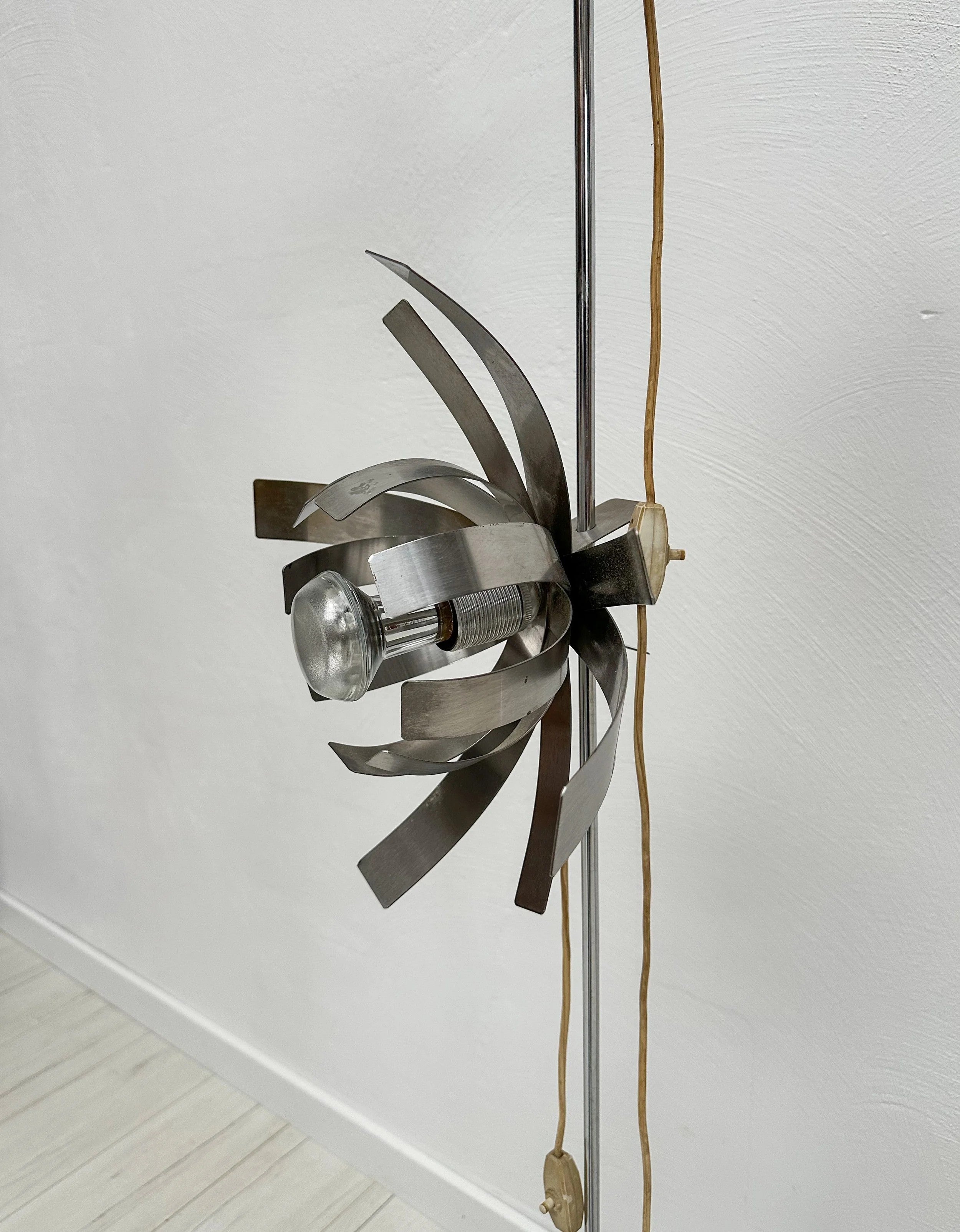 Sculptural_Adjustable_Floor_Lamp_by_Jocelyne_Trocmé_for_Oxar,_Polished_Metal,_French_Modern_Design,_1970s