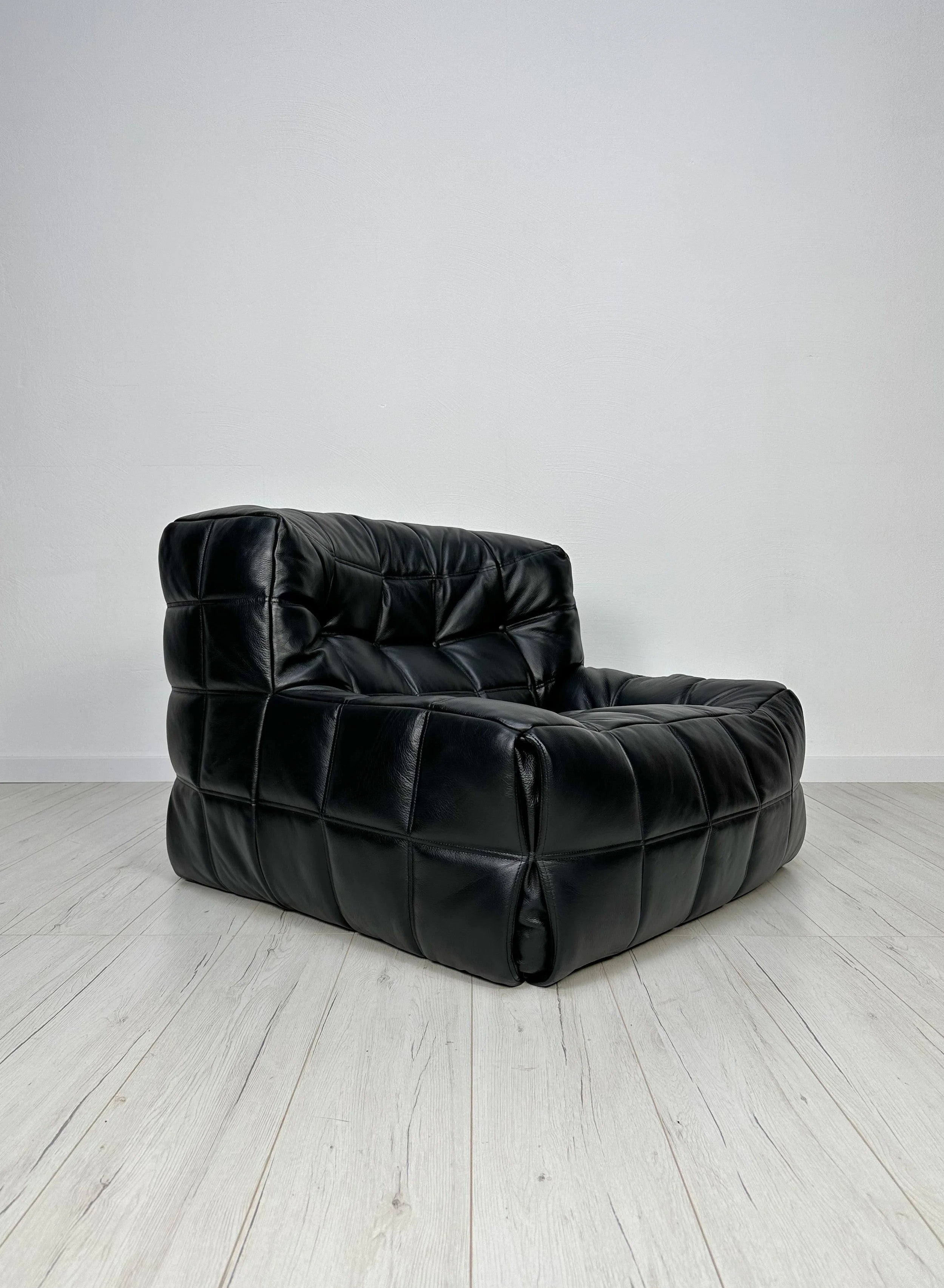 Kashima_Lounge_Chair_and_Rare_XL_Ottoman_by_Michel_Ducaroy_for_Ligne_Roset,_Black_Leather,_France,_1981