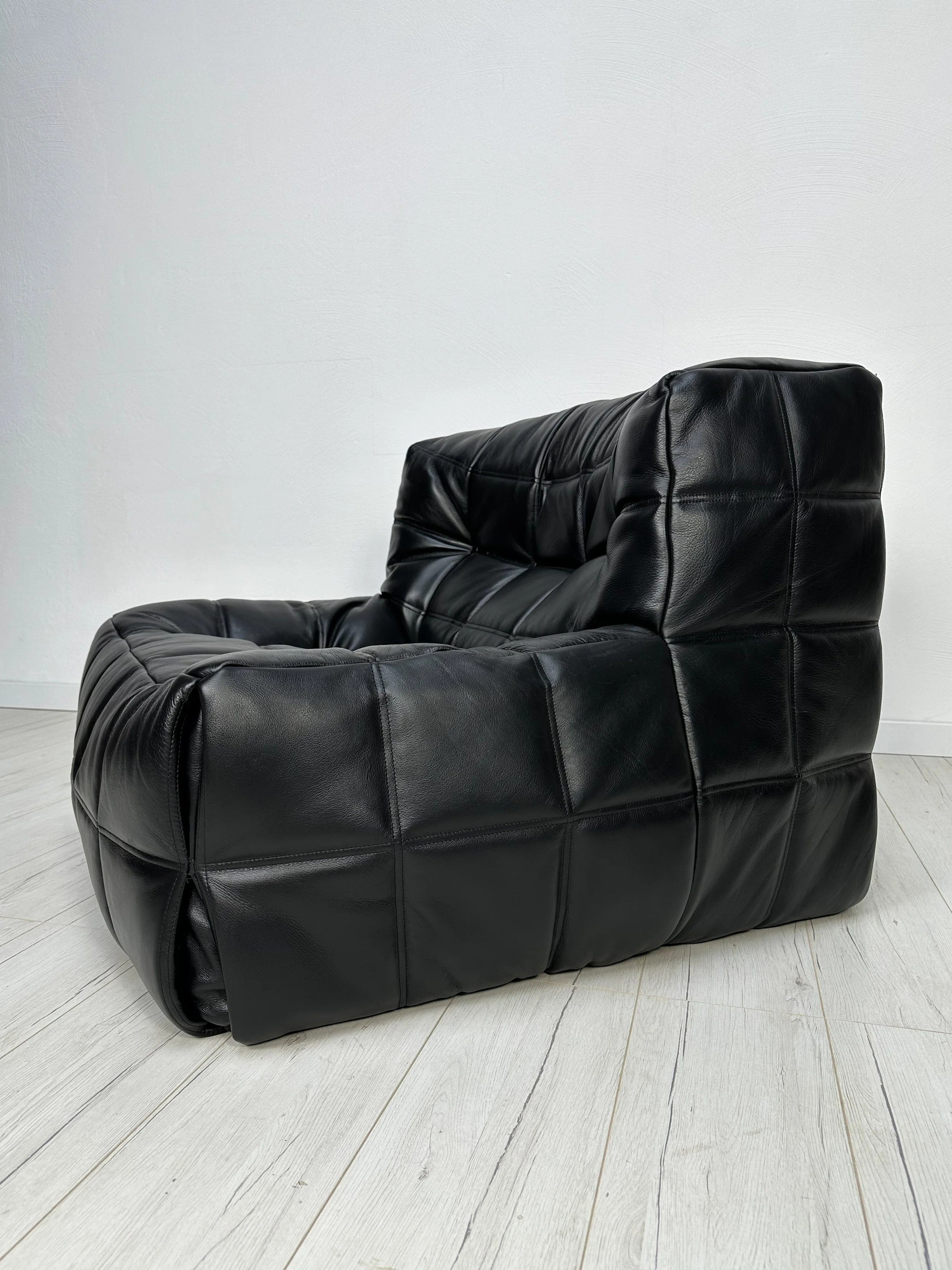 Kashima_Lounge_Chair_and_Rare_XL_Ottoman_by_Michel_Ducaroy_for_Ligne_Roset,_Black_Leather,_France,_1981