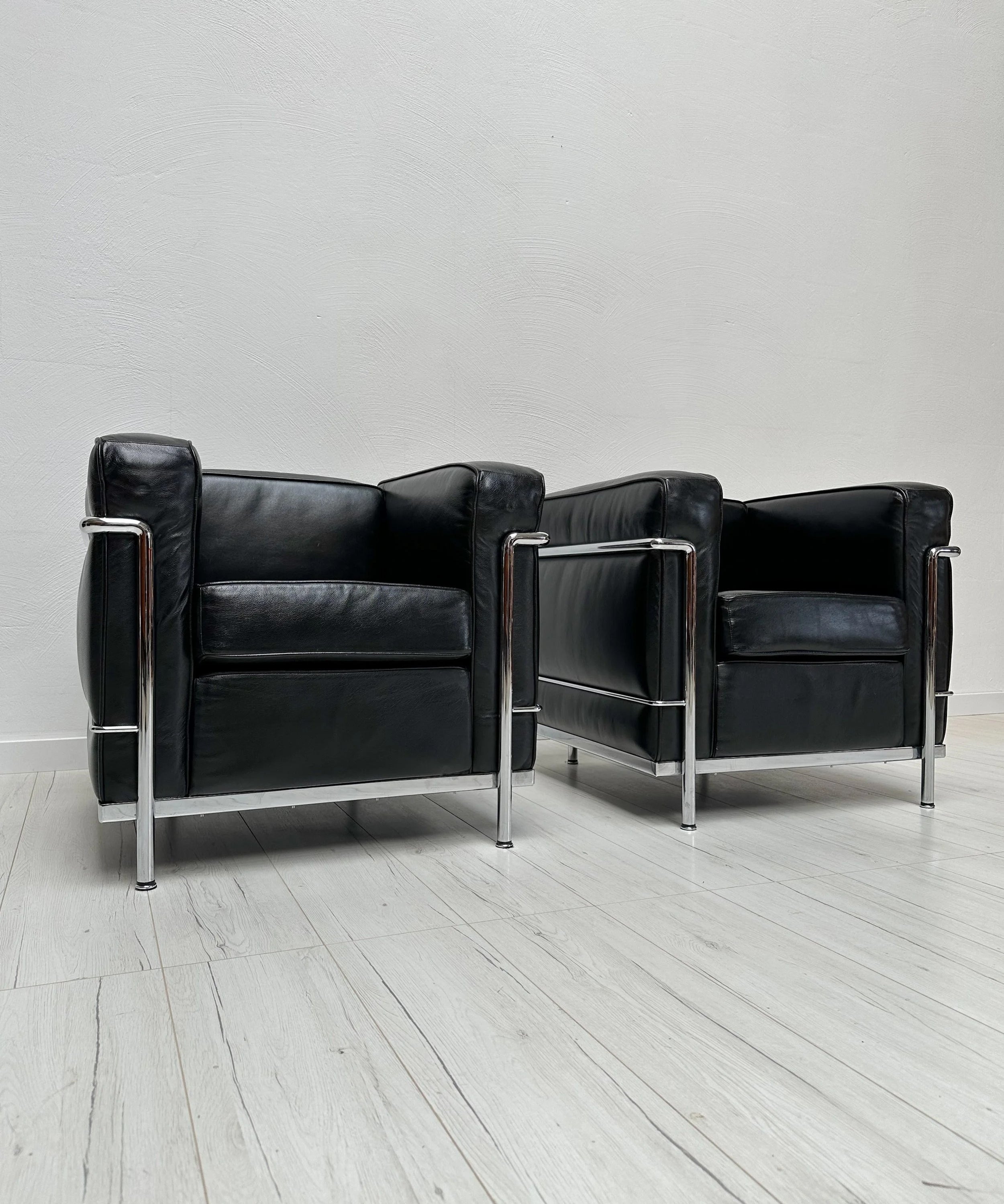 Set_of_2__LC2_Armchairs_by_Le_Corbusier,_Pierre_Jeanneret_&_Charlotte_Perriand_for_Cassina,_Black_Leather_and_Chrome,_1990s