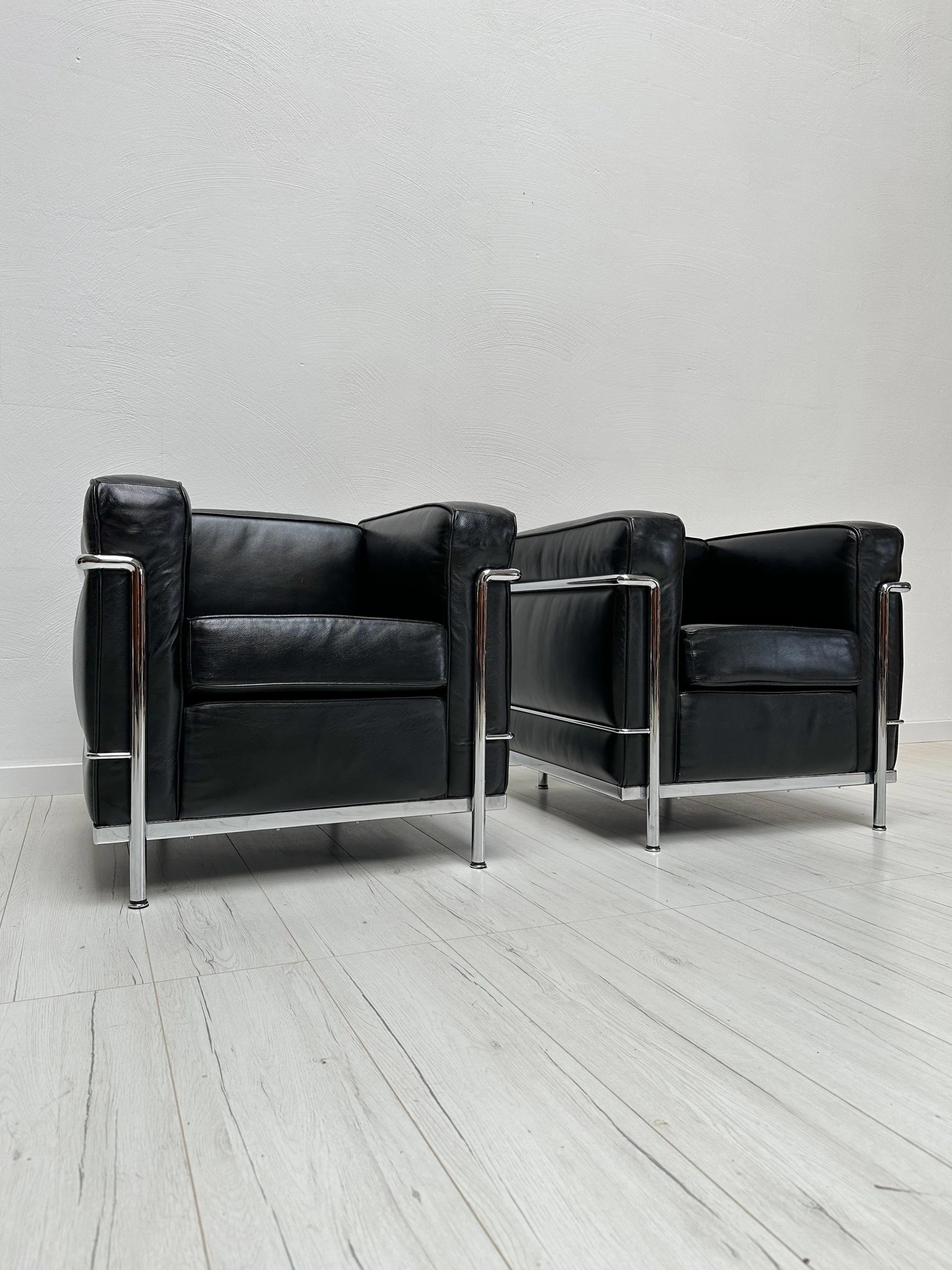 Set_of_2__LC2_Armchairs_by_Le_Corbusier,_Pierre_Jeanneret_&_Charlotte_Perriand_for_Cassina,_Black_Leather_and_Chrome,_1990s