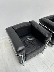 Set_of_2__LC2_Armchairs_by_Le_Corbusier,_Pierre_Jeanneret_&_Charlotte_Perriand_for_Cassina,_Black_Leather_and_Chrome,_1990s