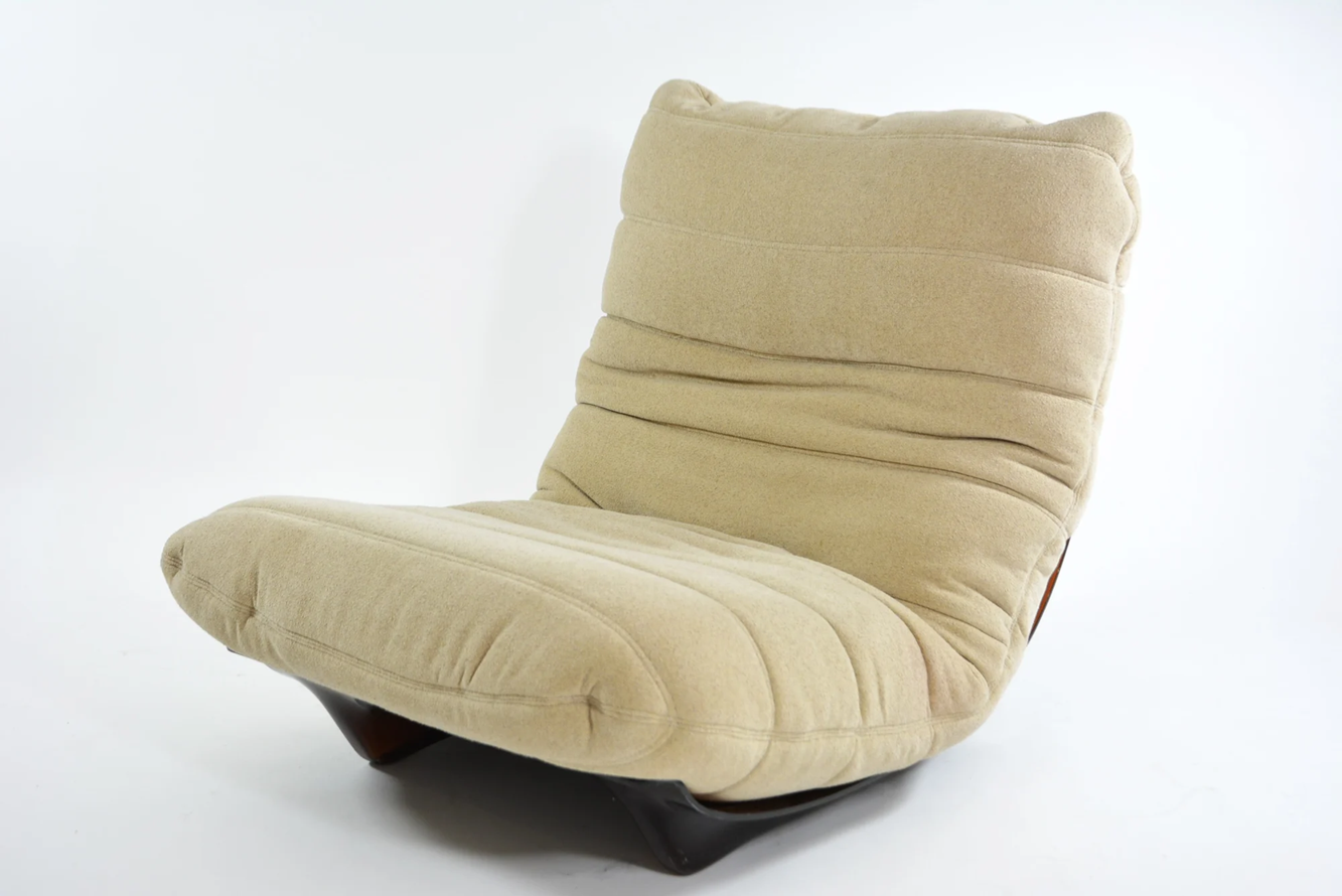 Marsala_Ligne_Roset_light_beige_chaise_lounge_and_footstool_1970s