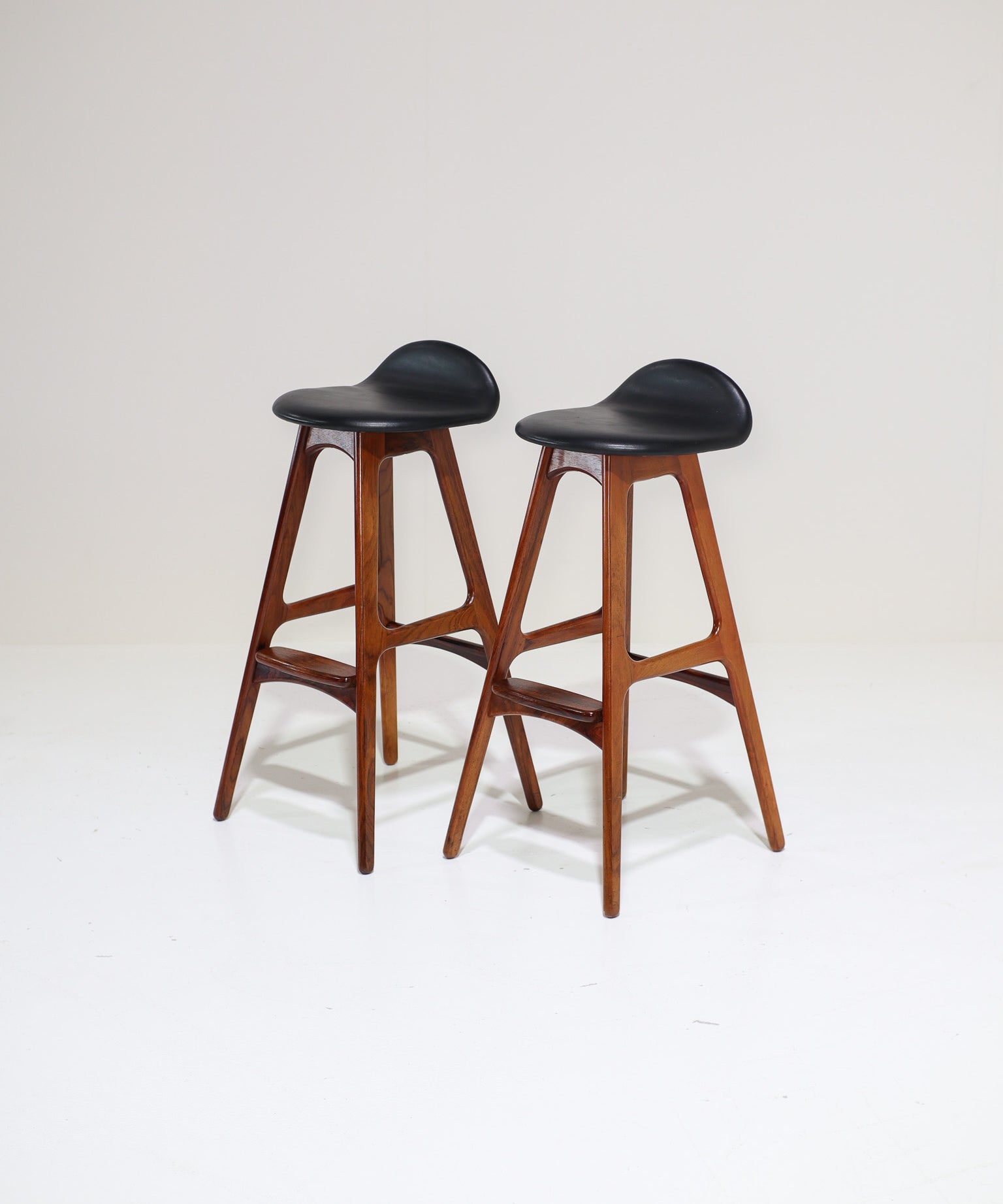 Set_of_2_OD-61_Bar_Stools_by_Erik_Buch_in_Rosewood_and_Leather,_Denmark_1960s