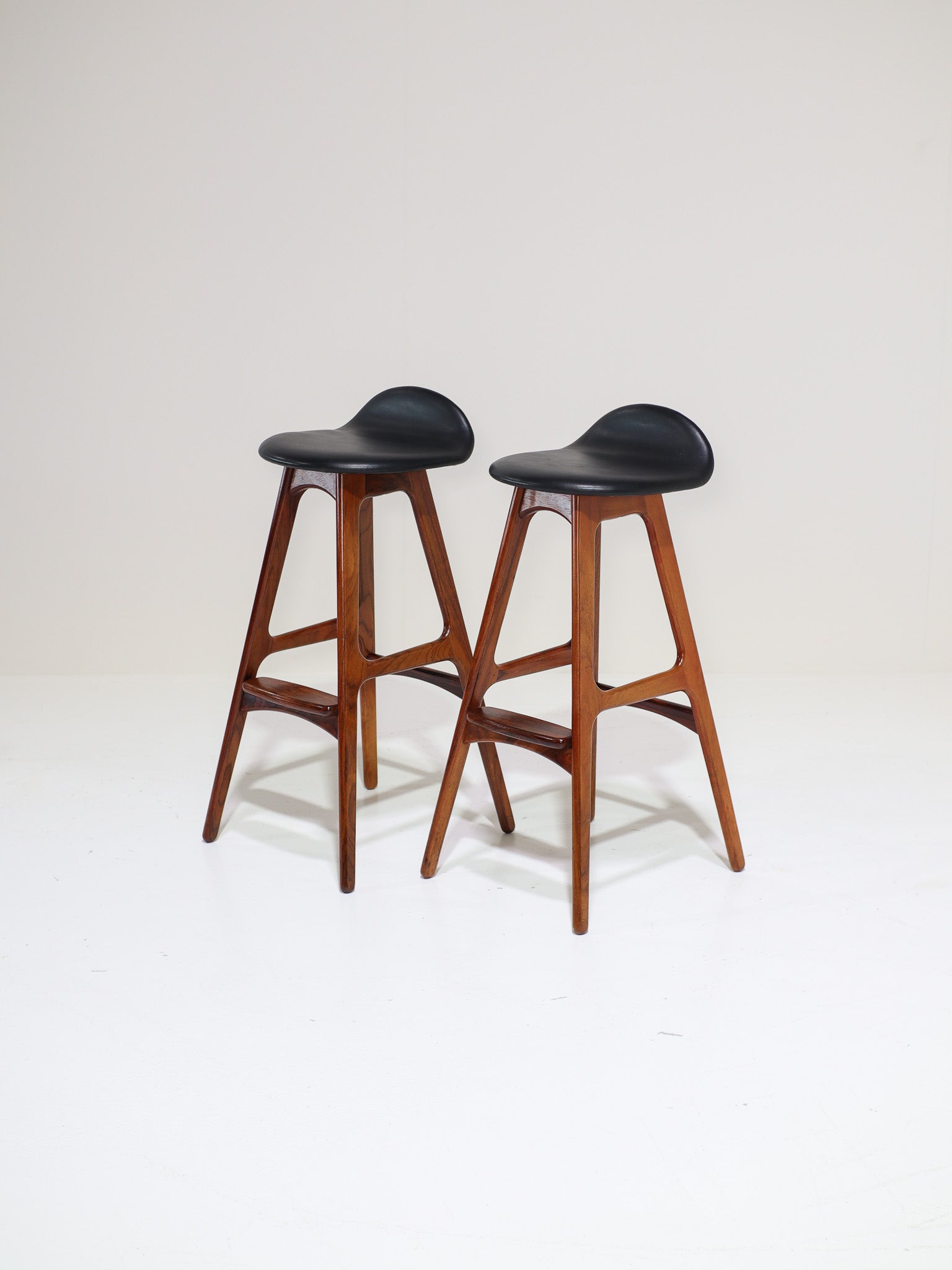 Set_of_2_OD-61_Bar_Stools_by_Erik_Buch_in_Rosewood_and_Leather,_Denmark_1960s
