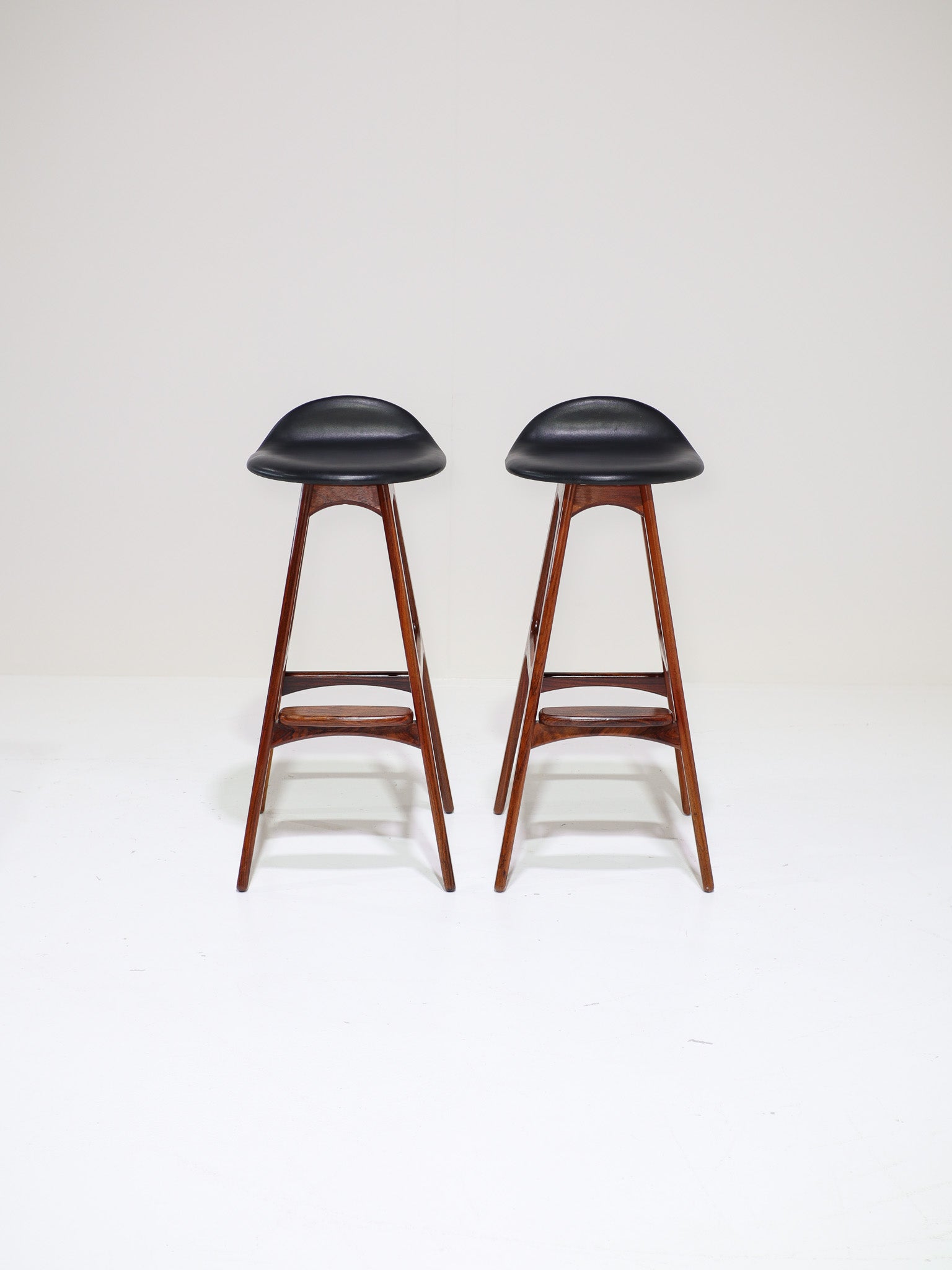 Set_of_2_OD-61_Bar_Stools_by_Erik_Buch_in_Rosewood_and_Leather,_Denmark_1960s