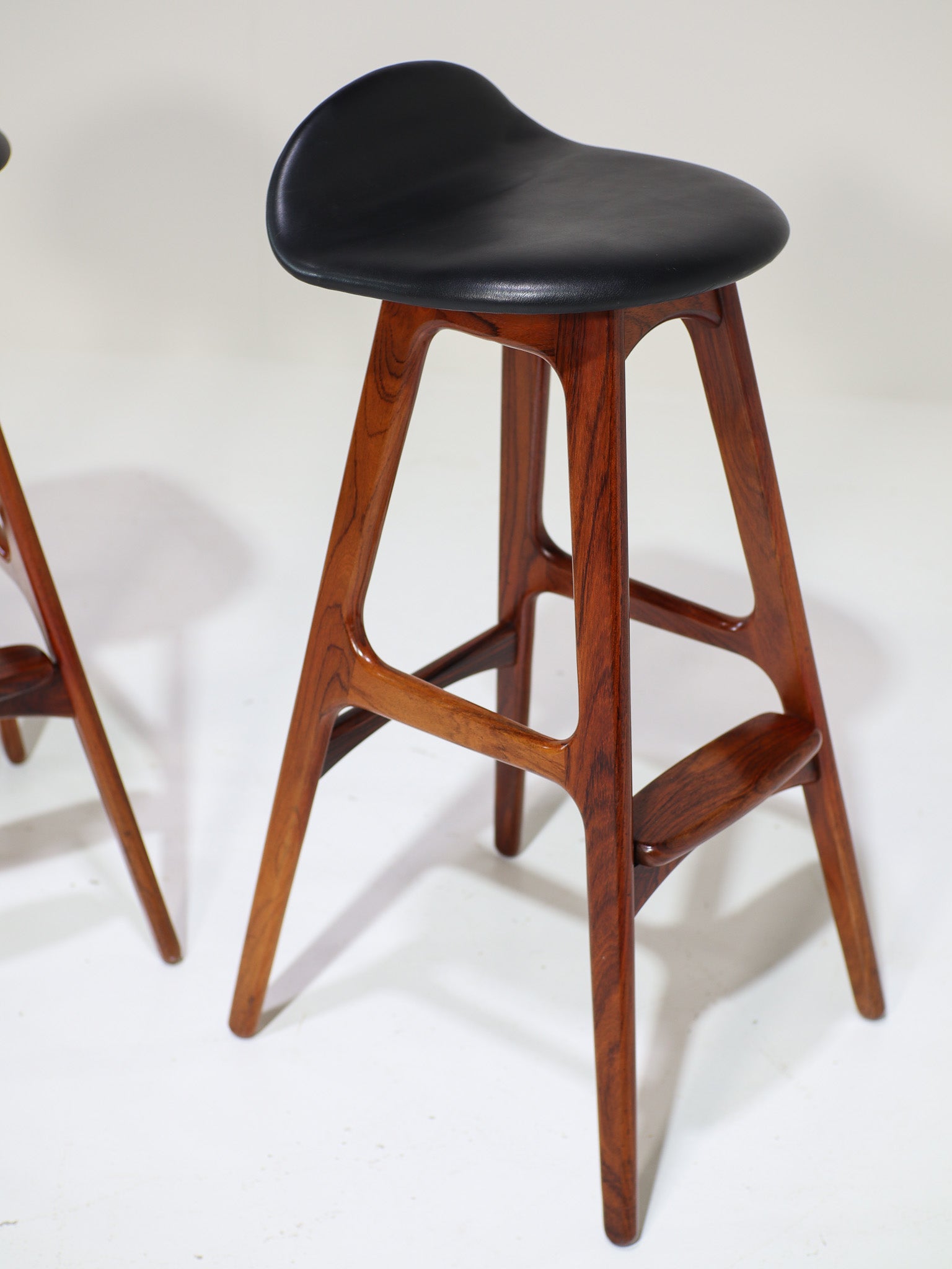 Set_of_2_OD-61_Bar_Stools_by_Erik_Buch_in_Rosewood_and_Leather,_Denmark_1960s