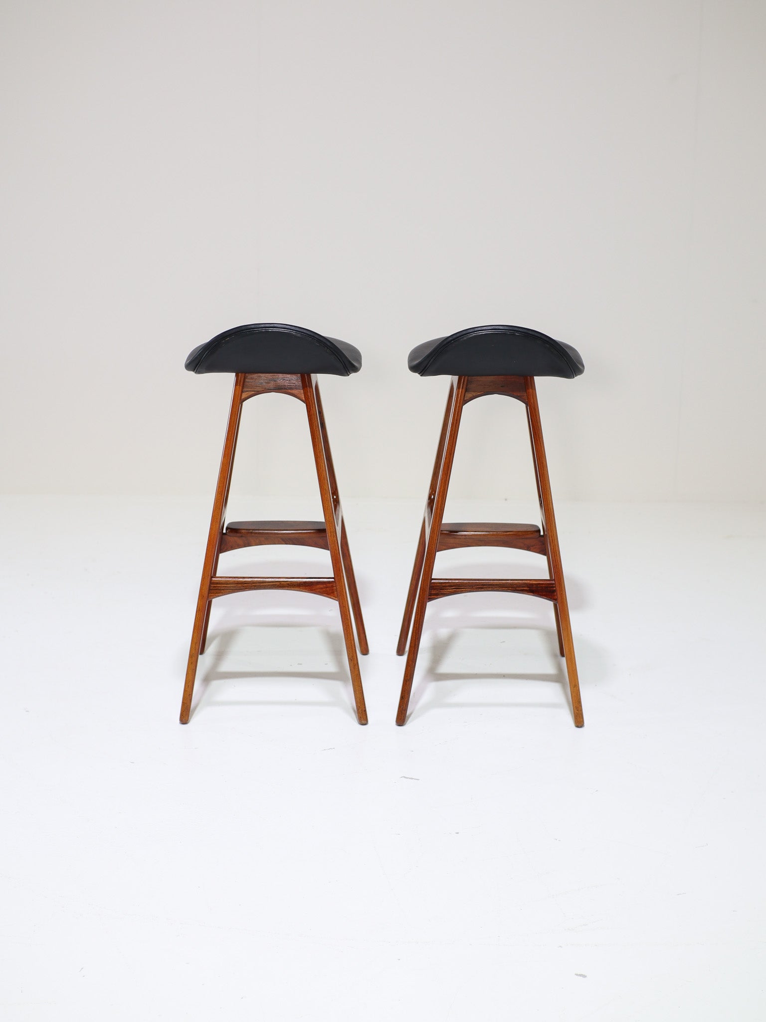 Set_of_2_OD-61_Bar_Stools_by_Erik_Buch_in_Rosewood_and_Leather,_Denmark_1960s