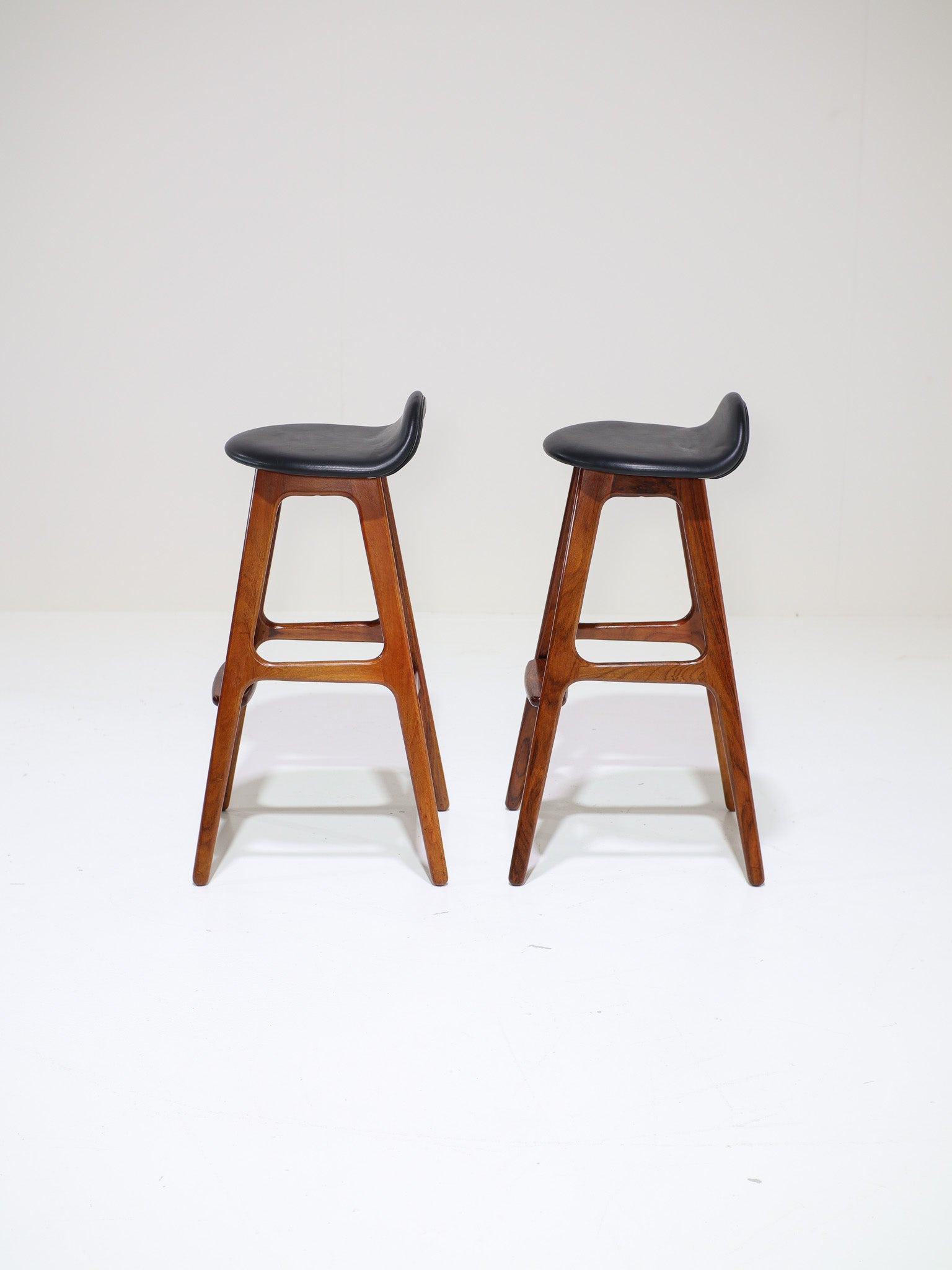 Set_of_2_OD-61_Bar_Stools_by_Erik_Buch_in_Rosewood_and_Leather,_Denmark_1960s