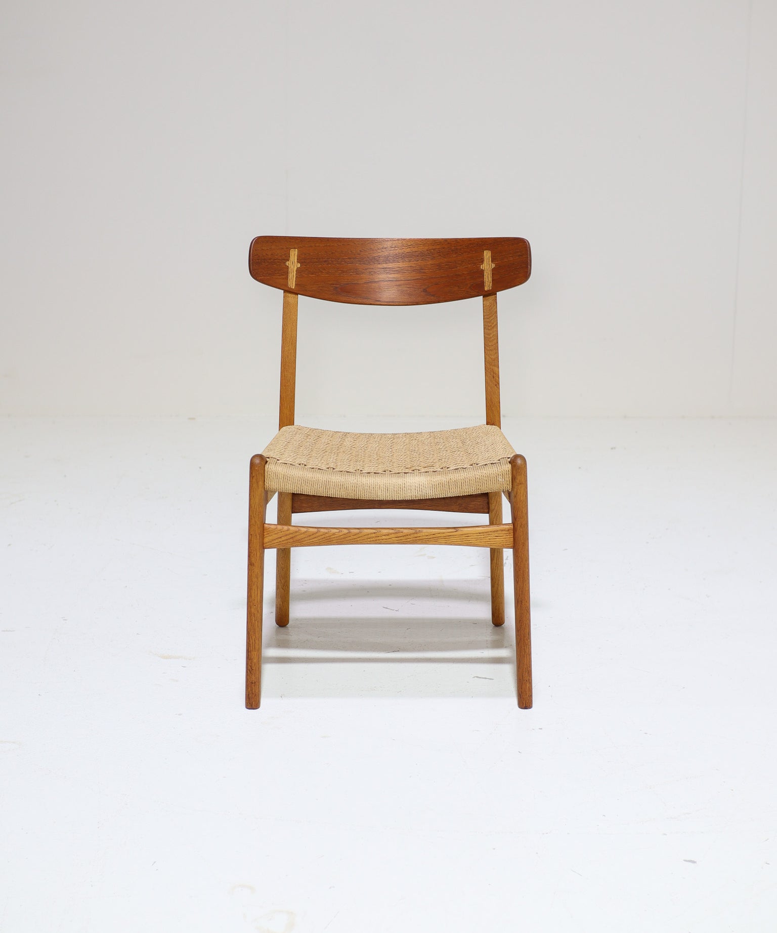 Set_of_4_CH23_Dining_Chairs_by_Hans_J._Wegner_for_Carl_Hansen_&_Son,_Denmark_1950s