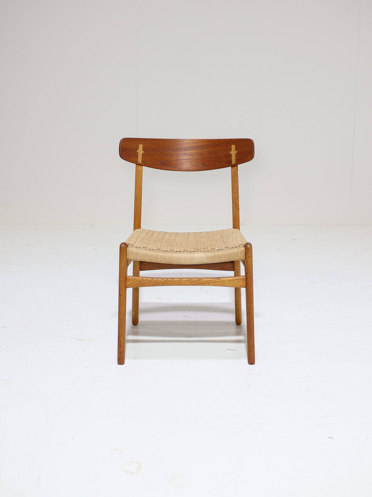 Set_of_4_CH23_Dining_Chairs_by_Hans_J._Wegner_for_Carl_Hansen_&_Son,_Denmark_1950s