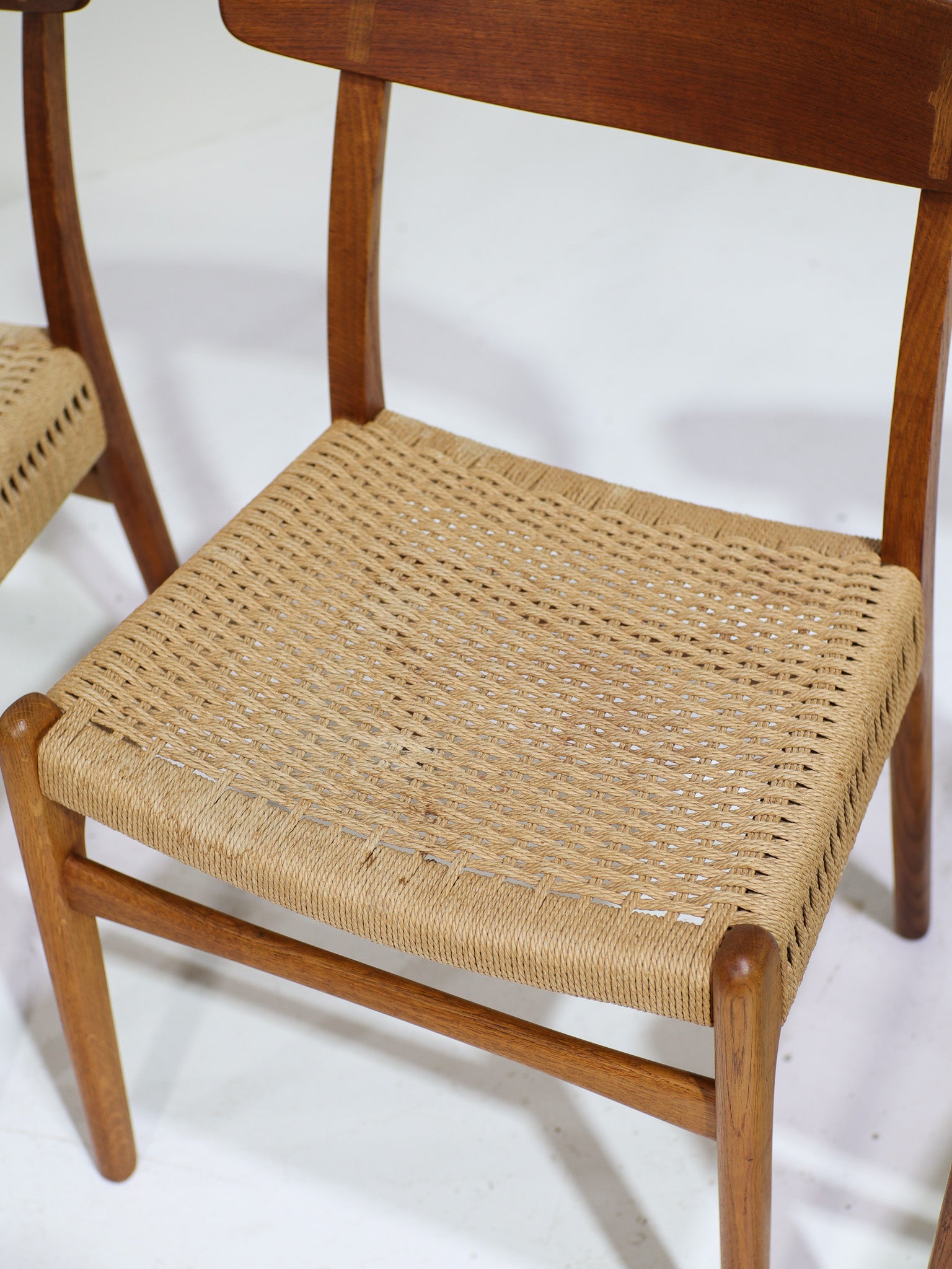 Set_of_4_CH23_Dining_Chairs_by_Hans_J._Wegner_for_Carl_Hansen_&_Son,_Denmark_1950s