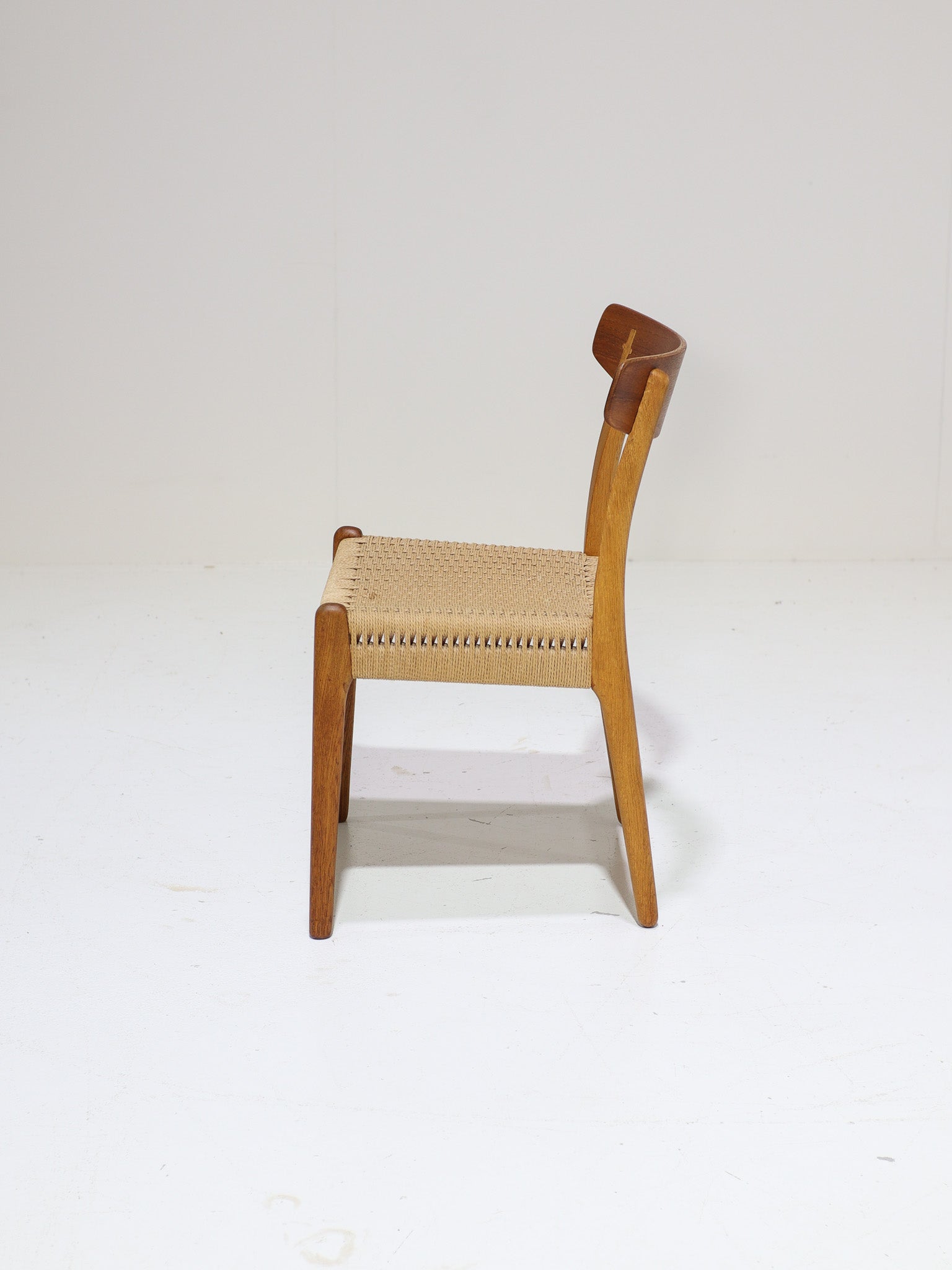 Set_of_4_CH23_Dining_Chairs_by_Hans_J._Wegner_for_Carl_Hansen_&_Son,_Denmark_1950s