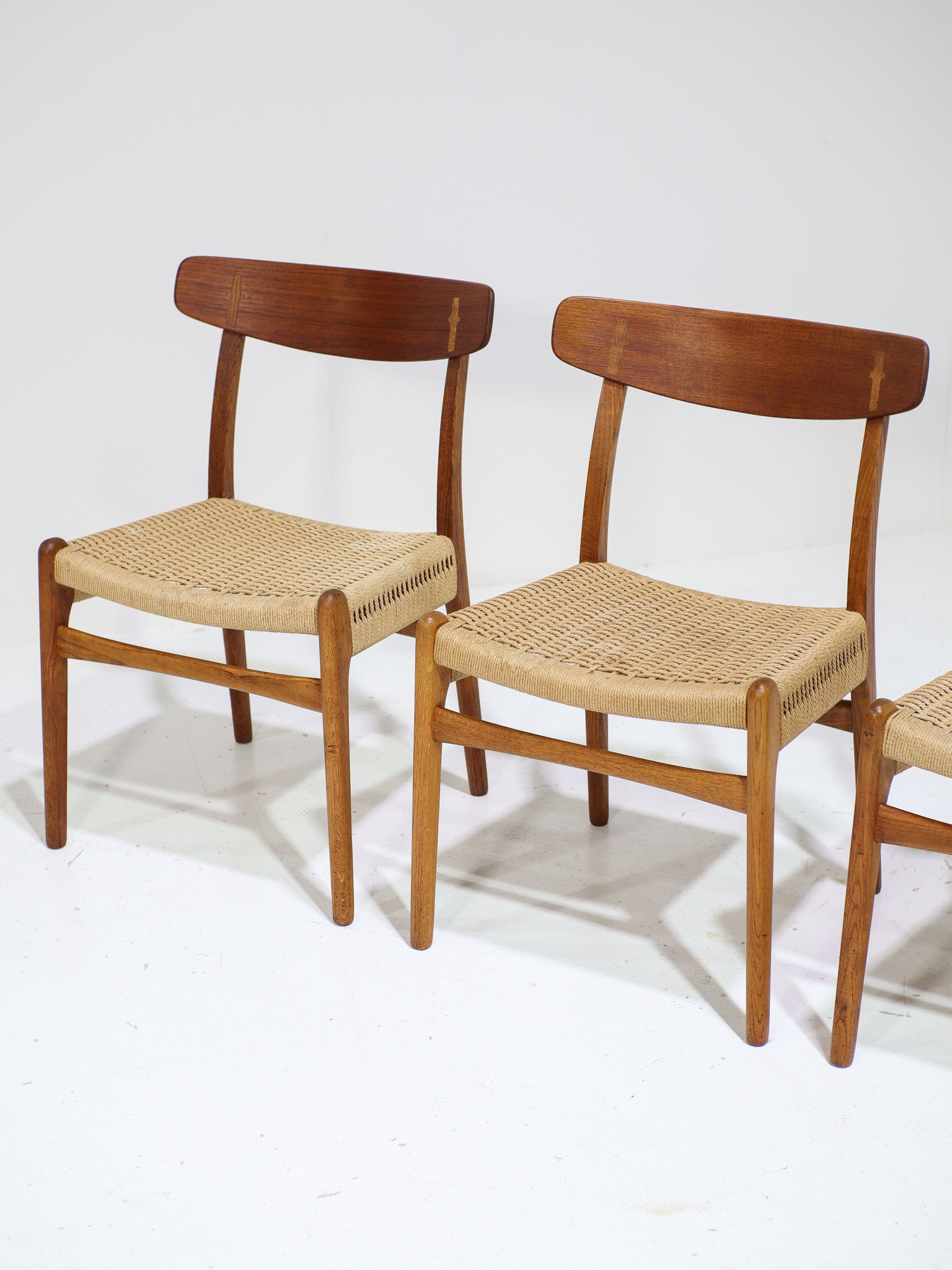 Set_of_4_CH23_Dining_Chairs_by_Hans_J._Wegner_for_Carl_Hansen_&_Son,_Denmark_1950s