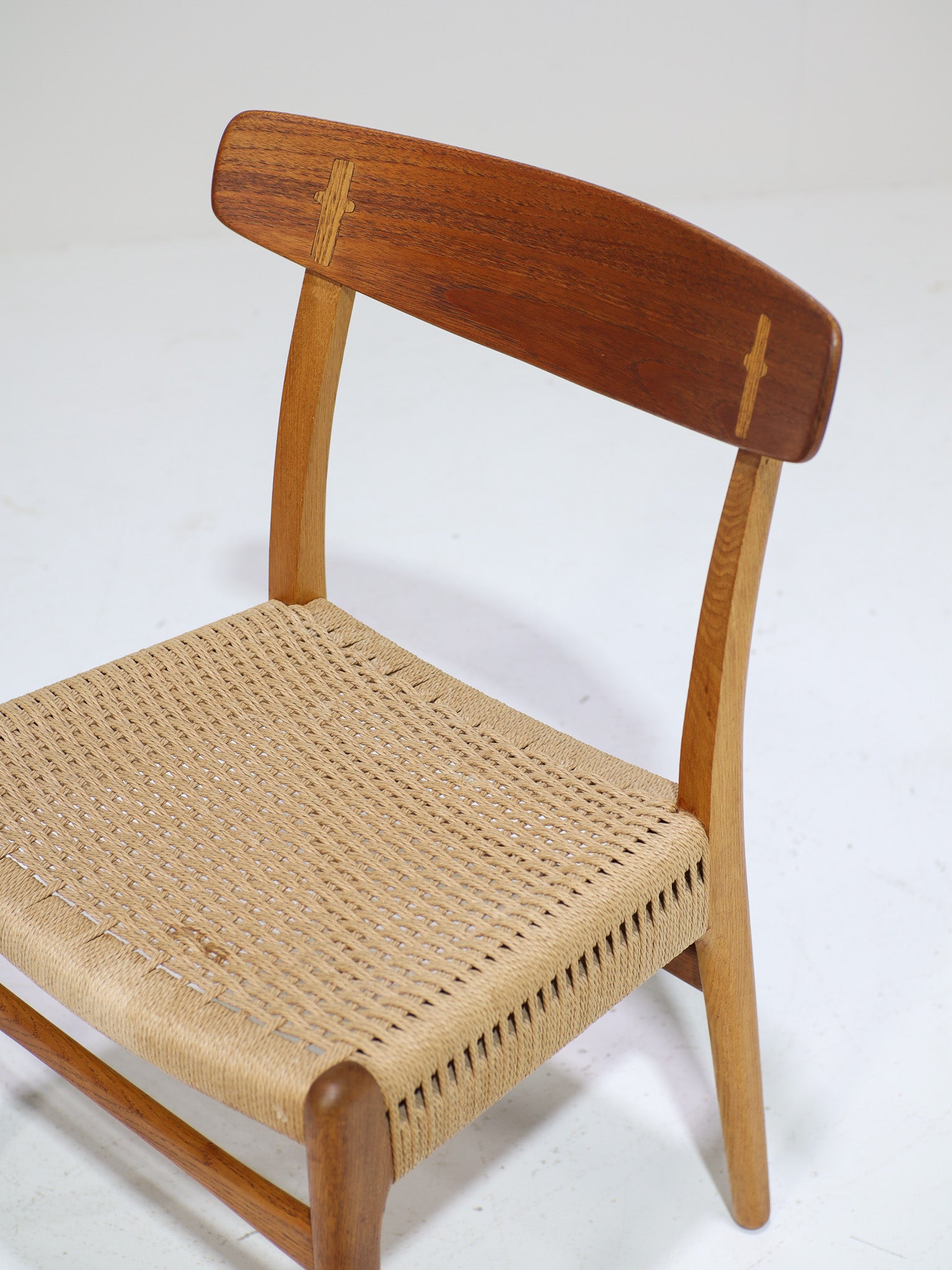 Set_of_4_CH23_Dining_Chairs_by_Hans_J._Wegner_for_Carl_Hansen_&_Son,_Denmark_1950s