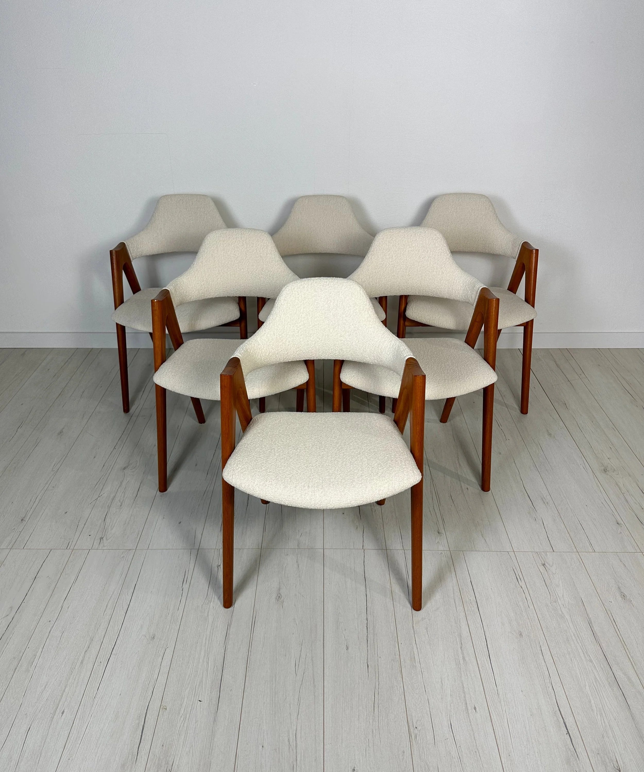 Set_of_6_Compass_Teak_Dining_Chairs_by_Kai_Kristiansen,_Cream-White_Bouclé_Upholstery,_Danish_Design,_1960s