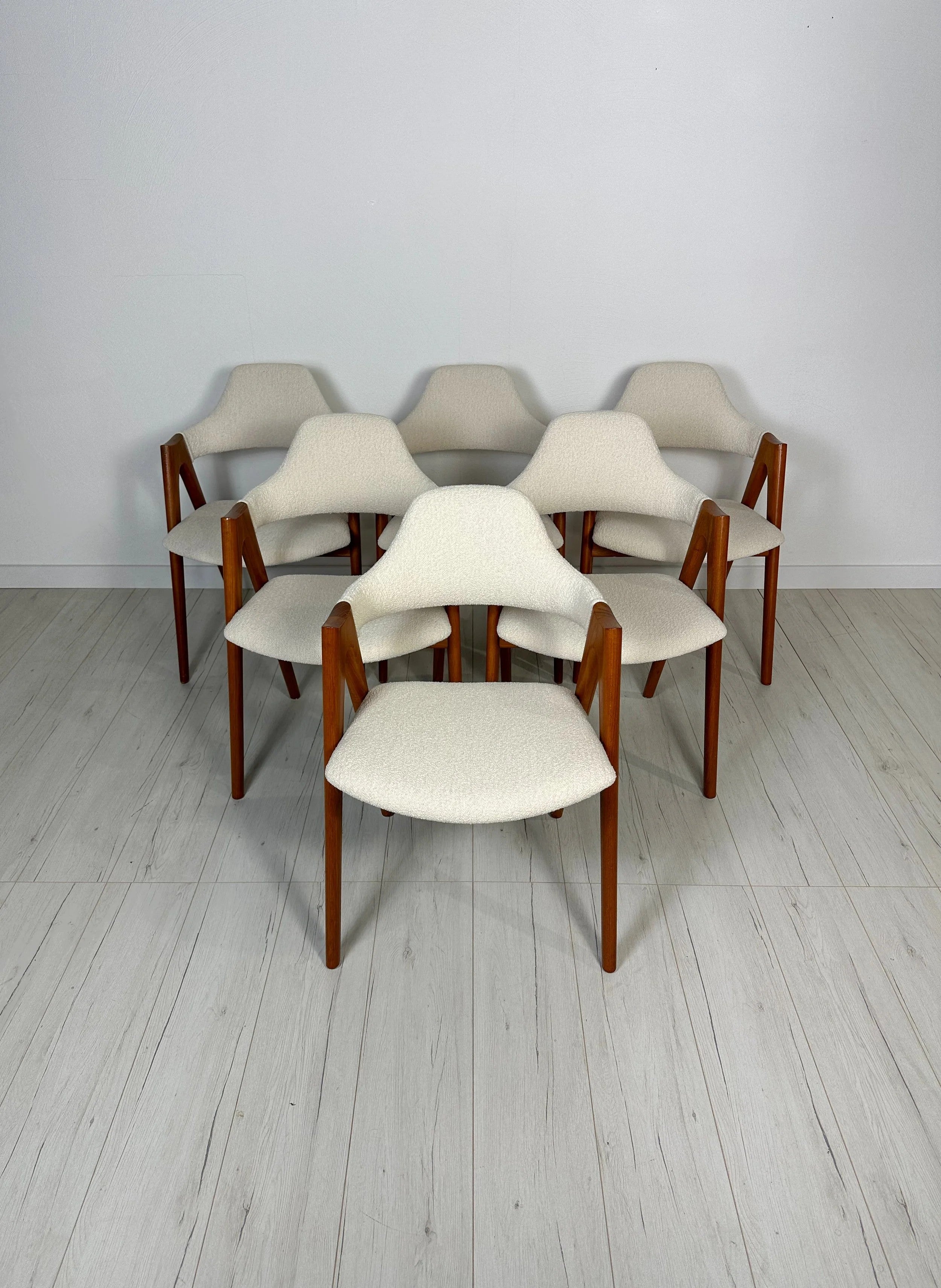 Set_of_6_Compass_Teak_Dining_Chairs_by_Kai_Kristiansen,_Cream-White_Bouclé_Upholstery,_Danish_Design,_1960s