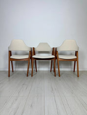 Set_of_6_Compass_Teak_Dining_Chairs_by_Kai_Kristiansen,_Cream-White_Bouclé_Upholstery,_Danish_Design,_1960s