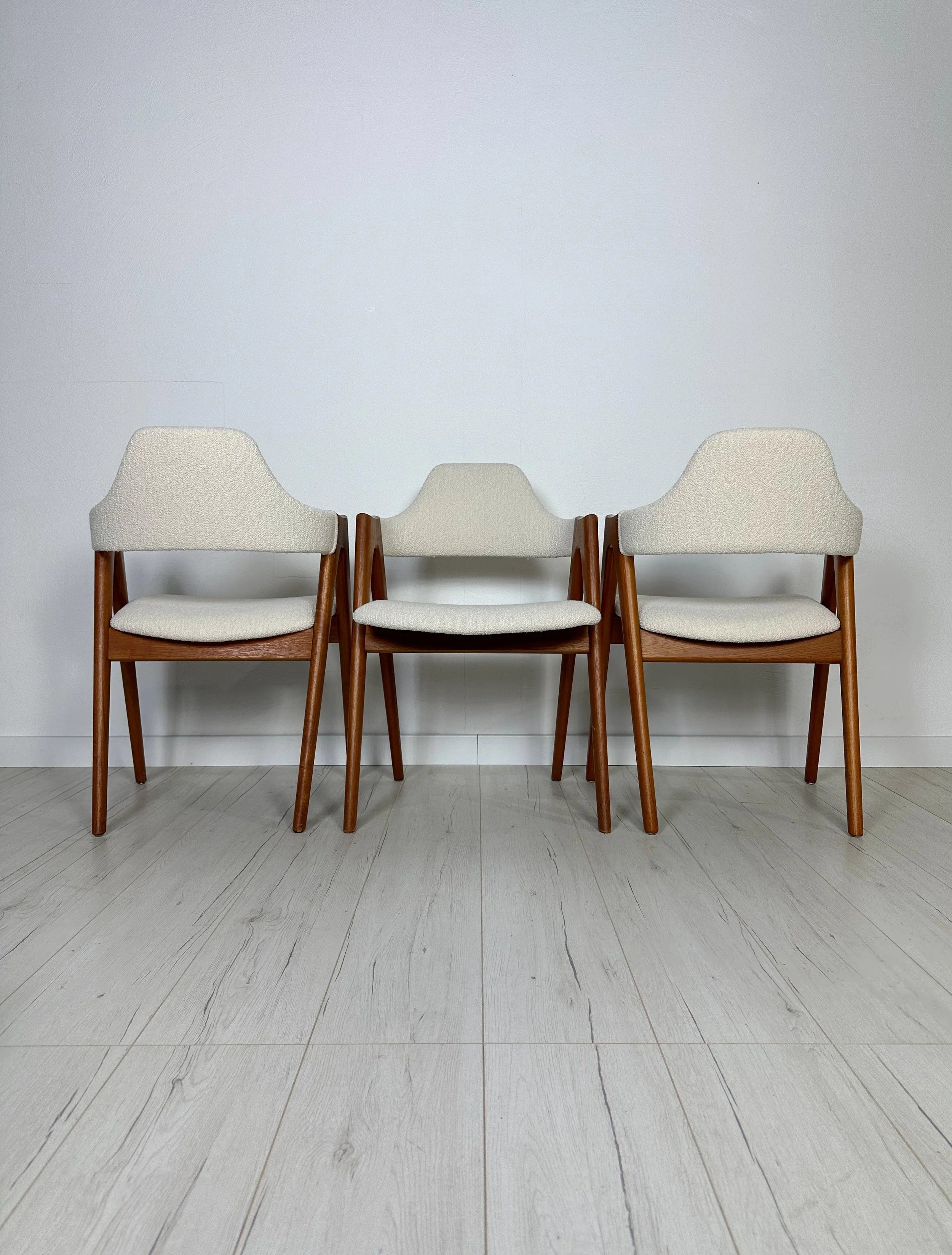 Set_of_6_Compass_Teak_Dining_Chairs_by_Kai_Kristiansen,_Cream-White_Bouclé_Upholstery,_Danish_Design,_1960s