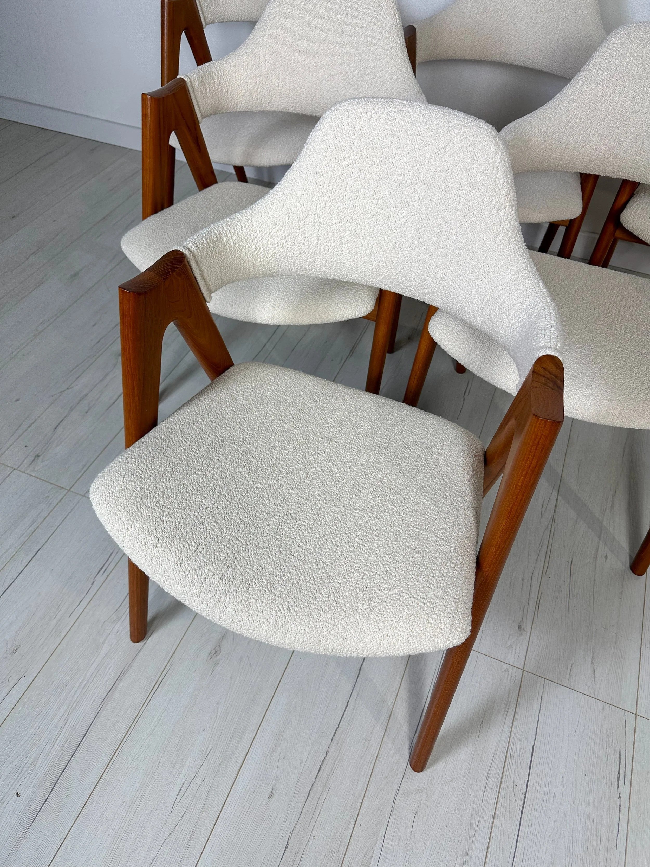 Set_of_6_Compass_Teak_Dining_Chairs_by_Kai_Kristiansen,_Cream-White_Bouclé_Upholstery,_Danish_Design,_1960s