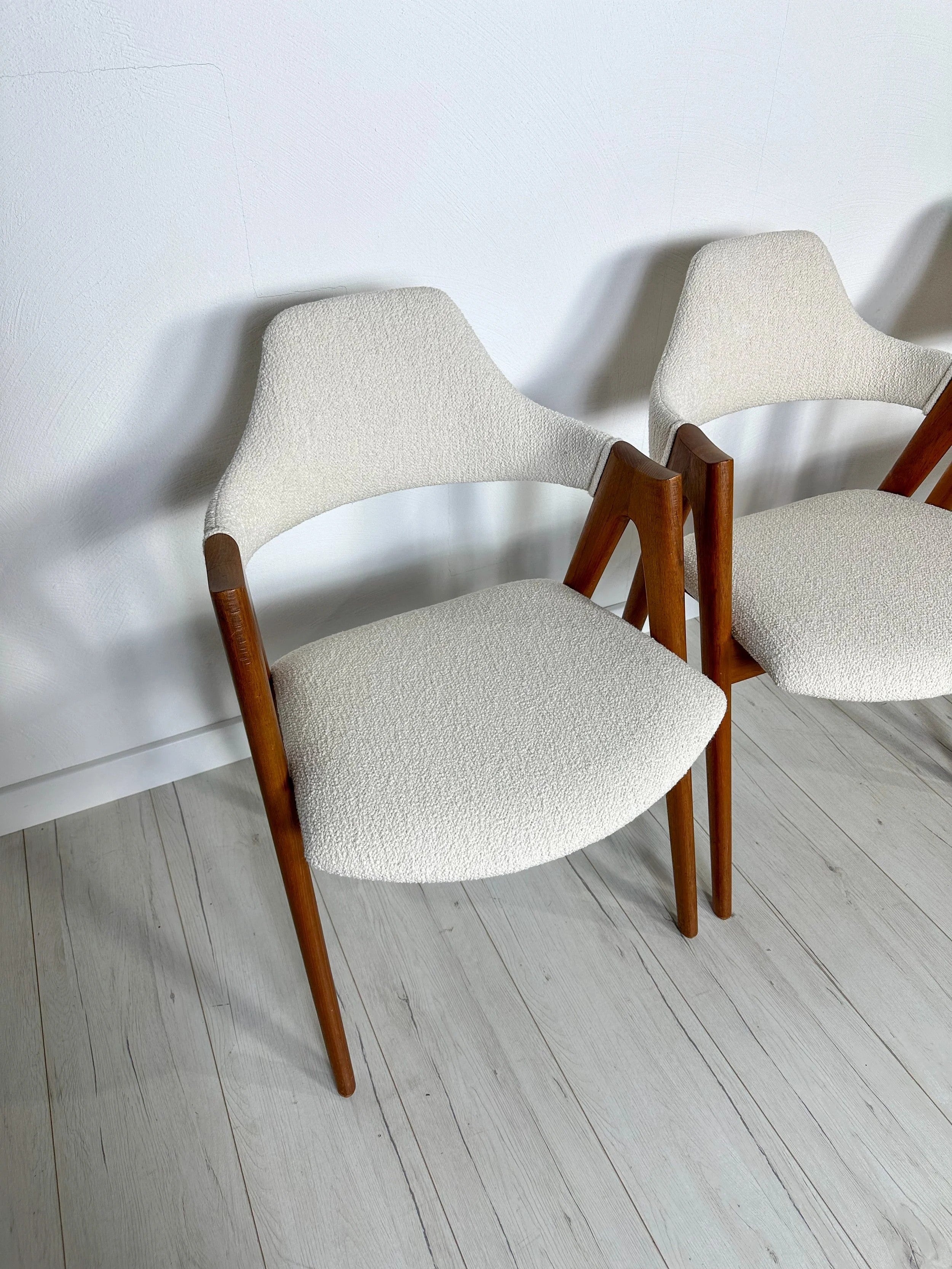 Set_of_6_Compass_Teak_Dining_Chairs_by_Kai_Kristiansen,_Cream-White_Bouclé_Upholstery,_Danish_Design,_1960s