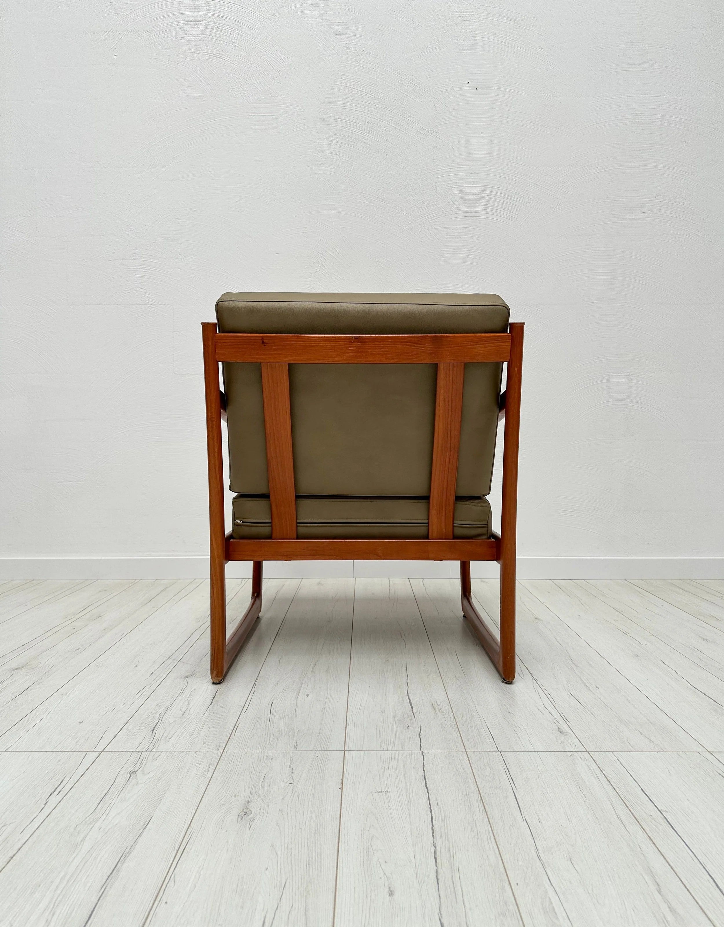 FD_130_Teak_Armchair_by_Peter_Hvidt_&_Orla_Mølgaard-Nielsen_for_France_&_Daverkosen,_Denmark,_1960s