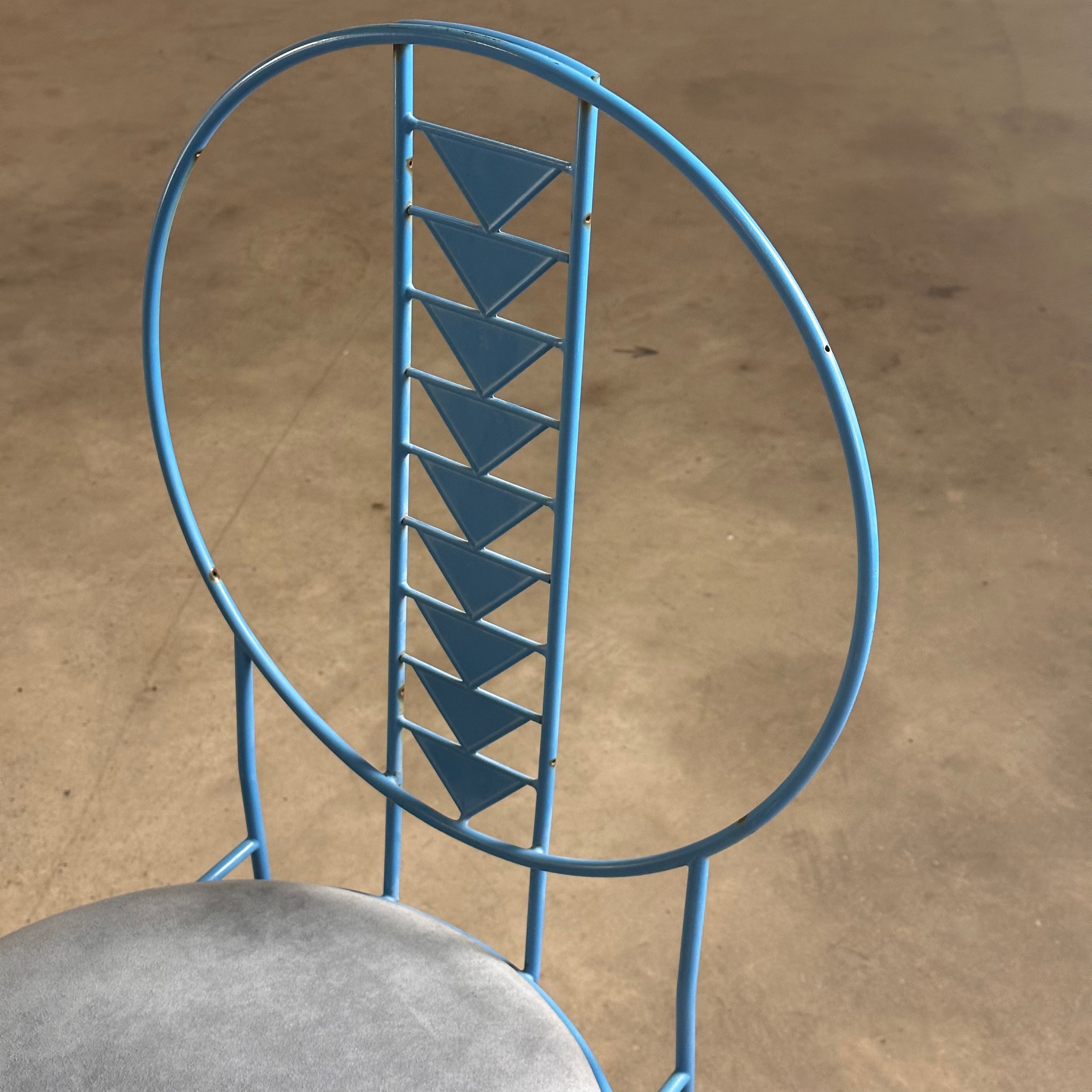 Set_of_Chairs_&_Table_Frank_Lloyd_Wright_Model_603_Midway_from_1914