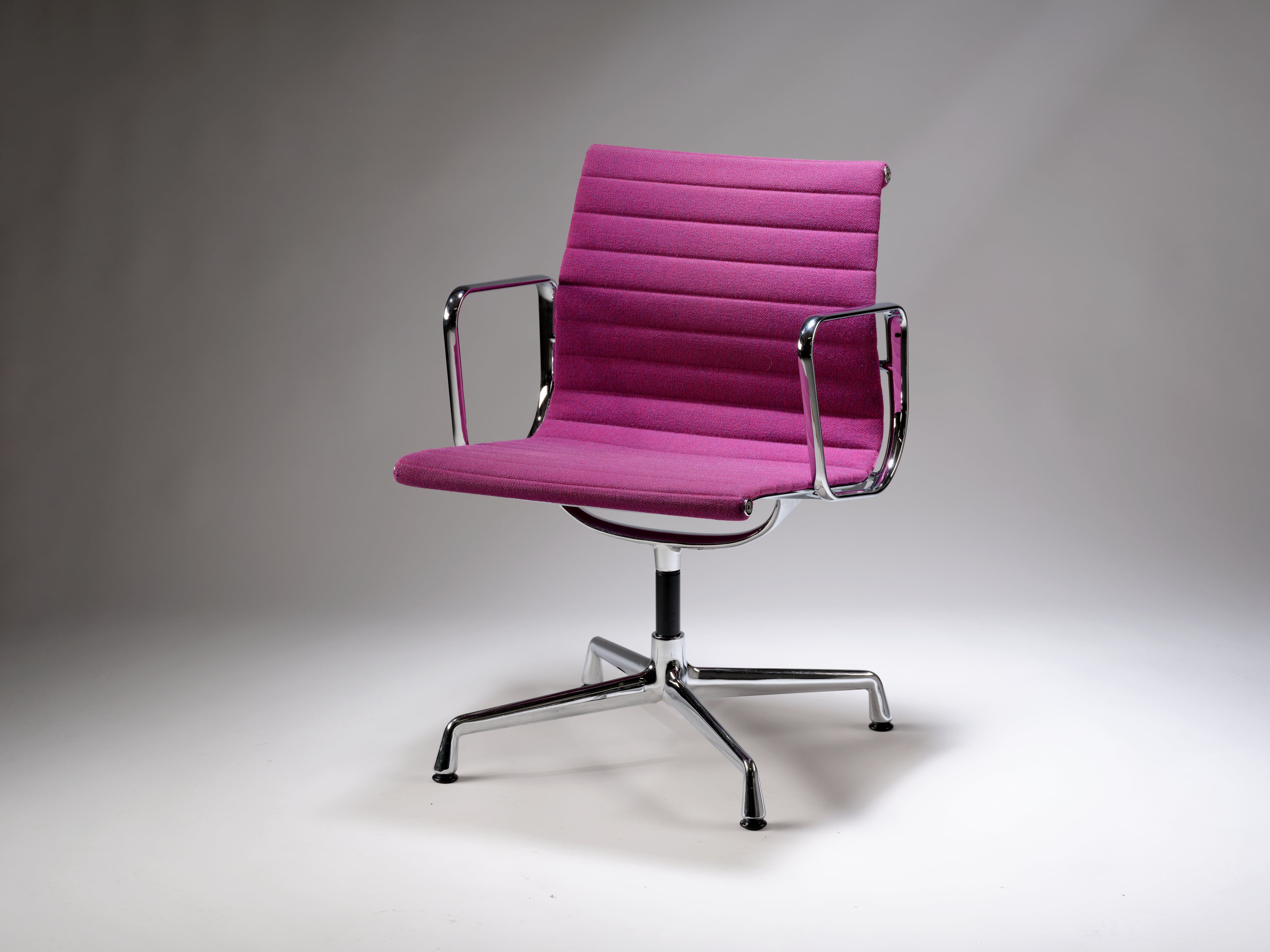 EA108_Aluminium_Chair_by_Charles_and_Ray_Eames_for_Vitra,_1958_Design,_USA