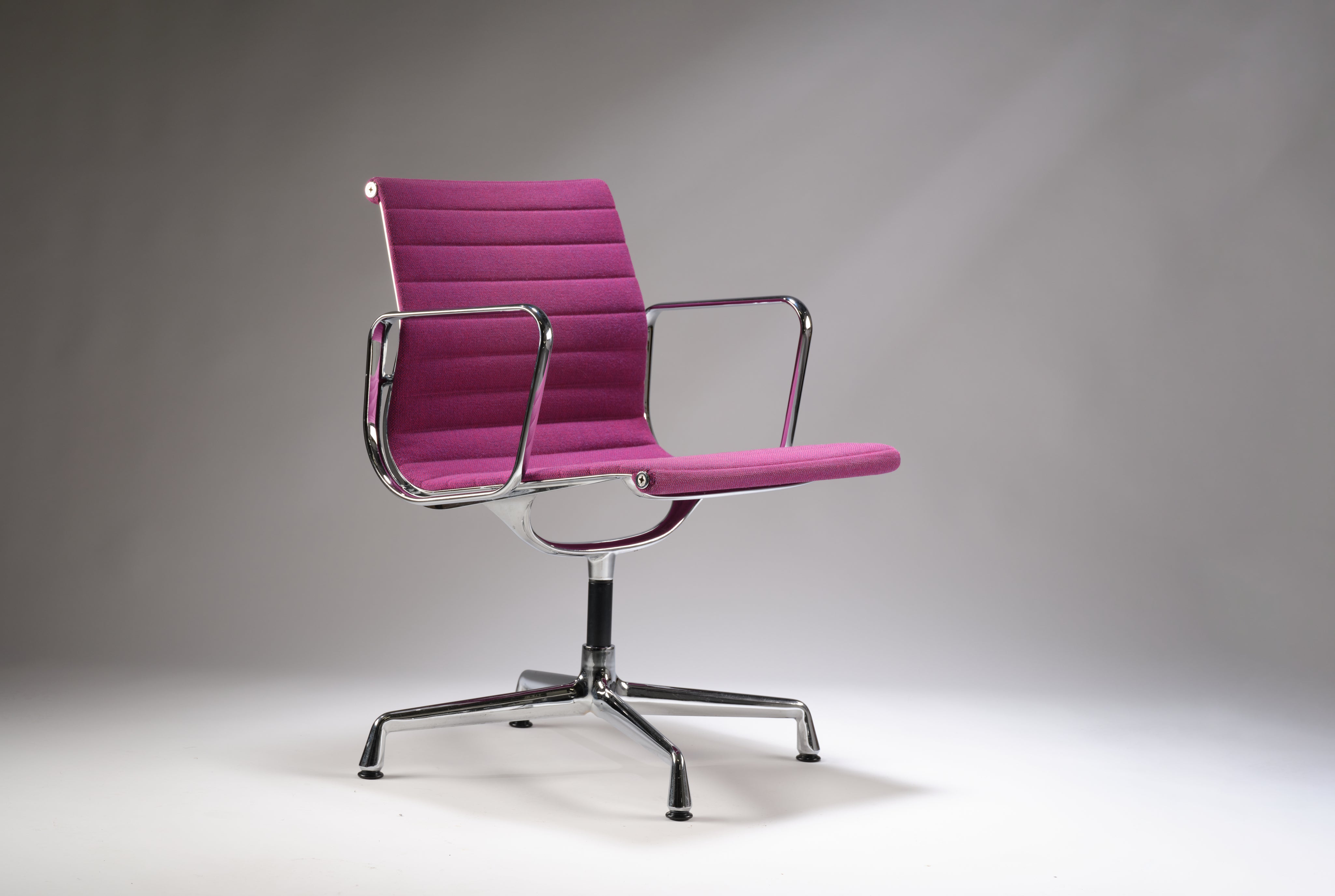 EA108_Aluminium_Chair_by_Charles_and_Ray_Eames_for_Vitra,_1958_Design,_USA