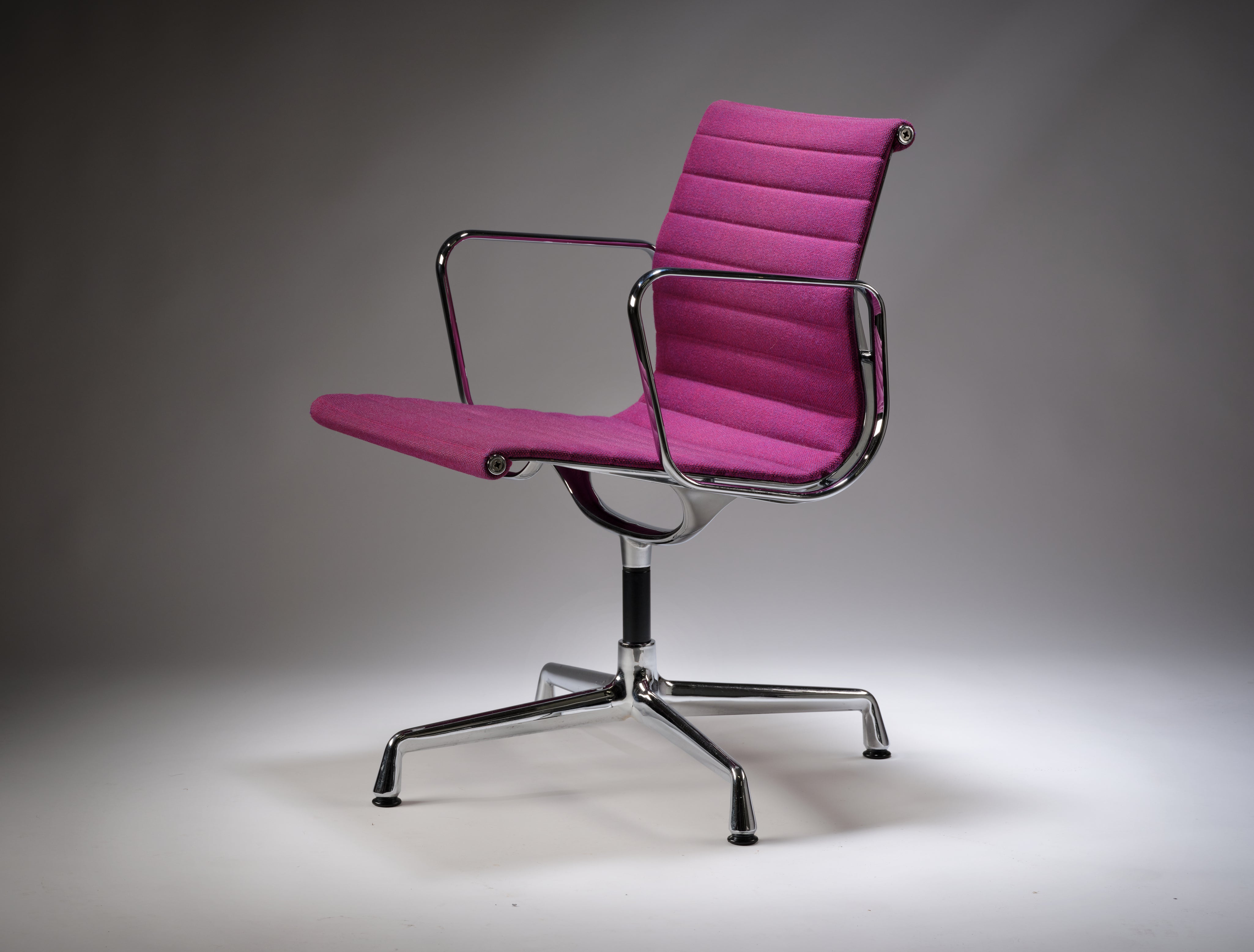 EA108_Aluminium_Chair_by_Charles_and_Ray_Eames_for_Vitra,_1958_Design,_USA