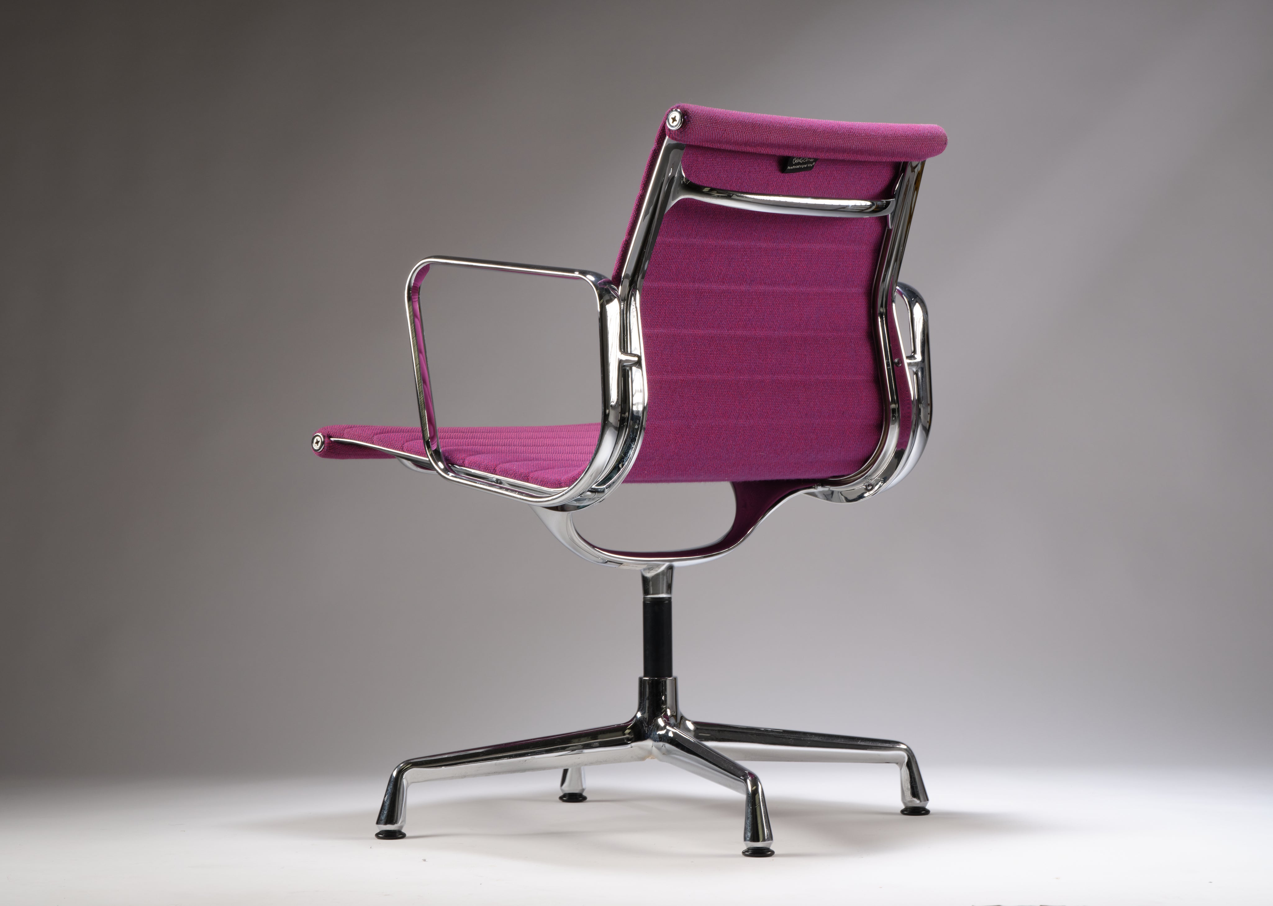 EA108_Aluminium_Chair_by_Charles_and_Ray_Eames_for_Vitra,_1958_Design,_USA