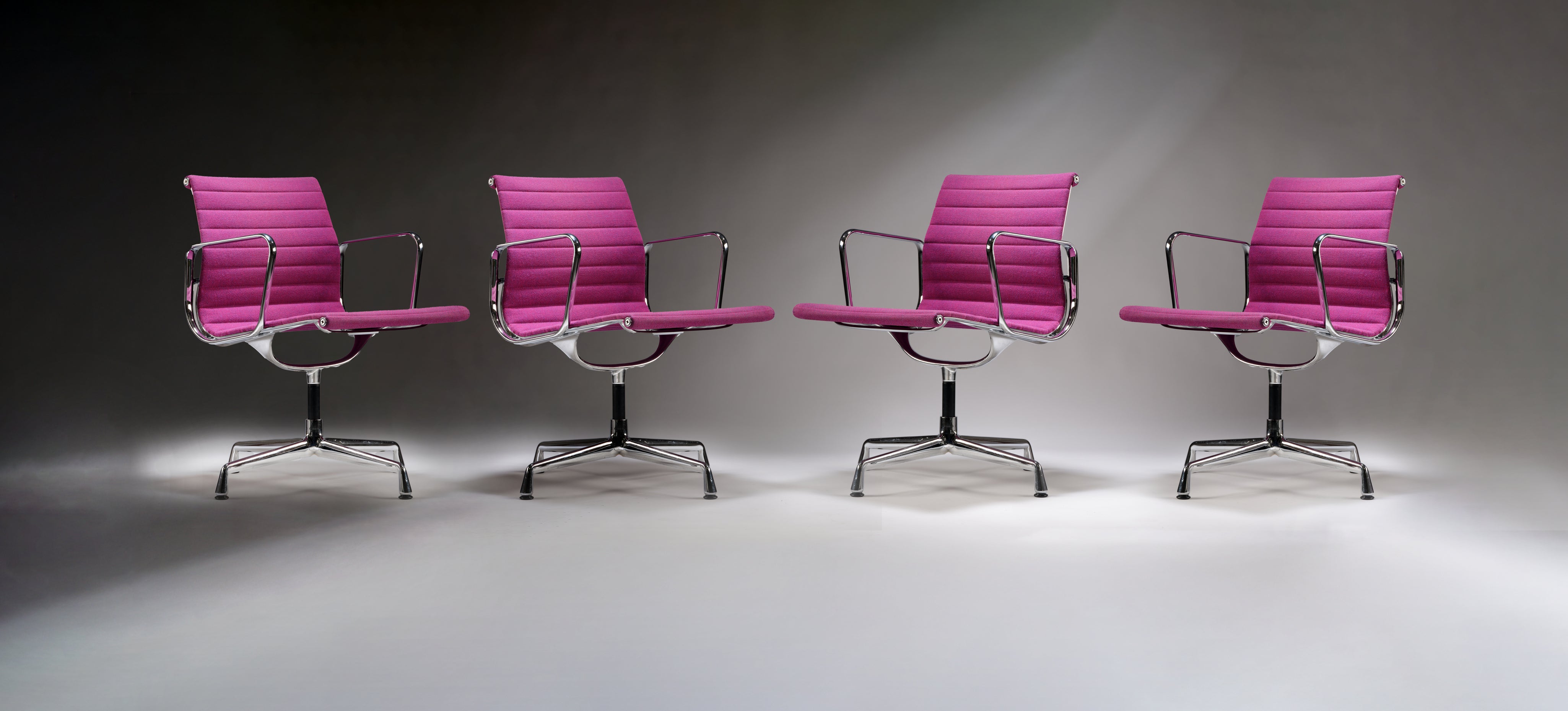 EA108_Aluminium_Chair_by_Charles_and_Ray_Eames_for_Vitra,_1958_Design,_USA