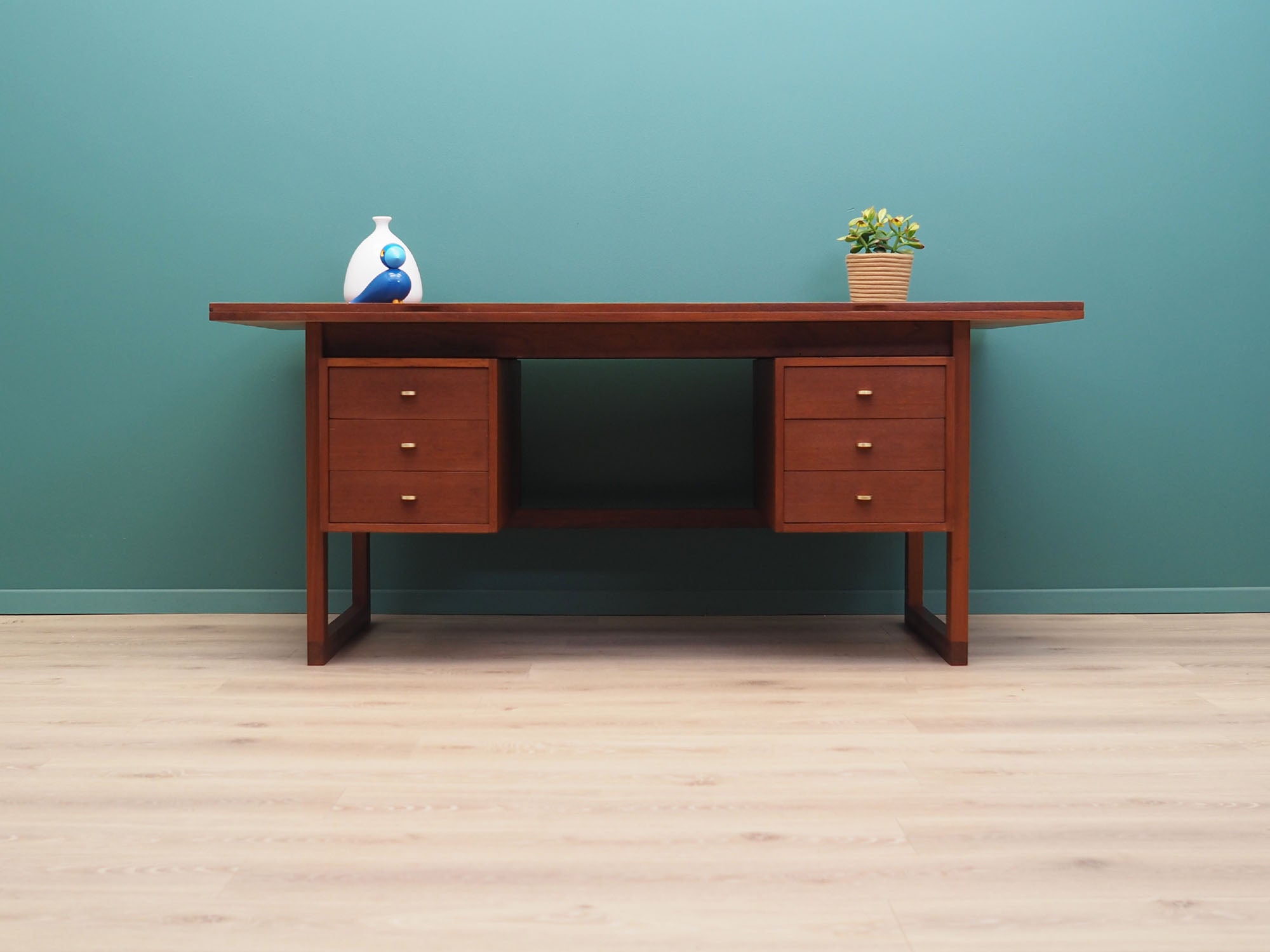 Teak_desk,_Danish_design,_1970s,_production:_Denmark