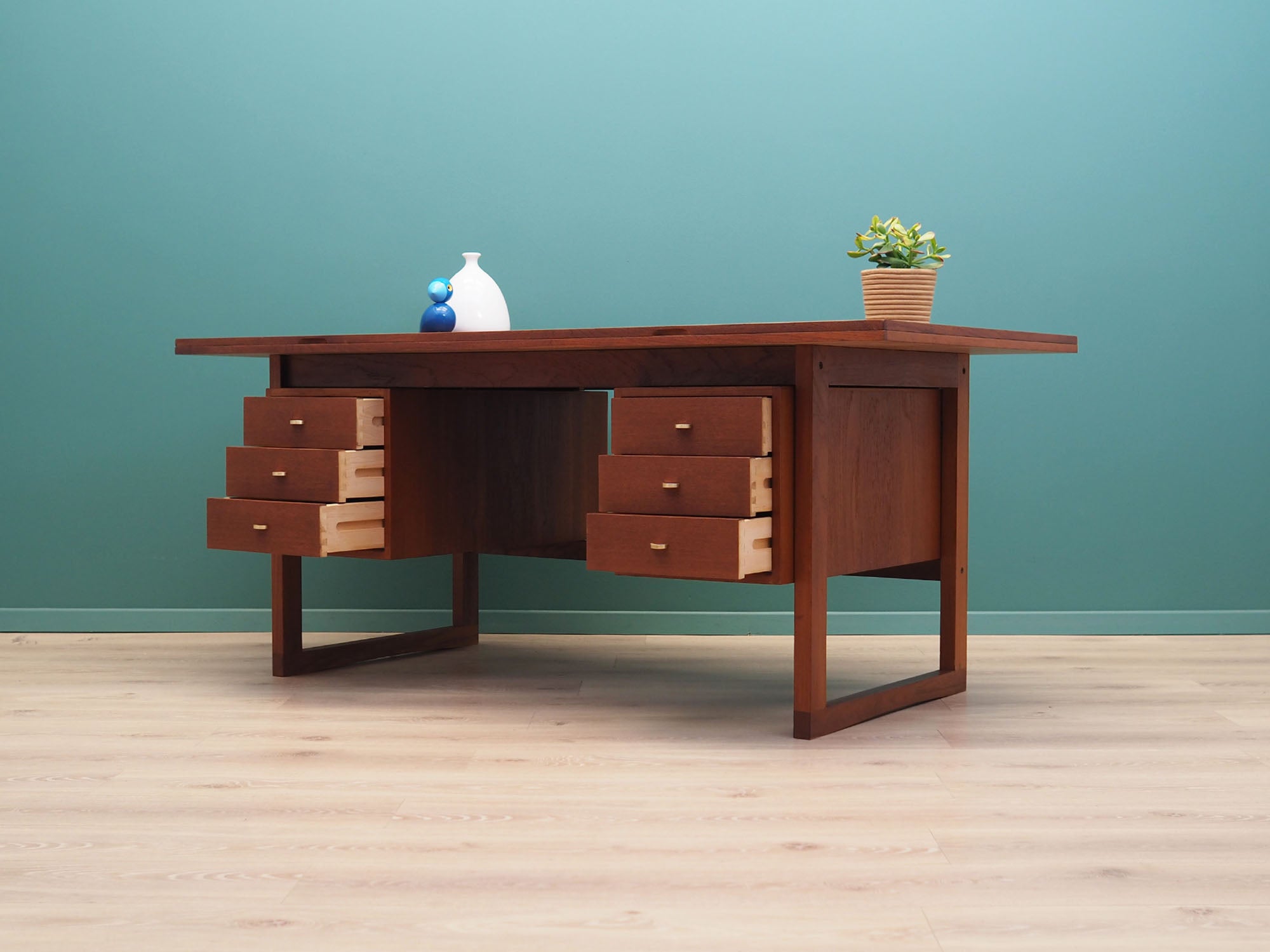 Teak_desk,_Danish_design,_1970s,_production:_Denmark