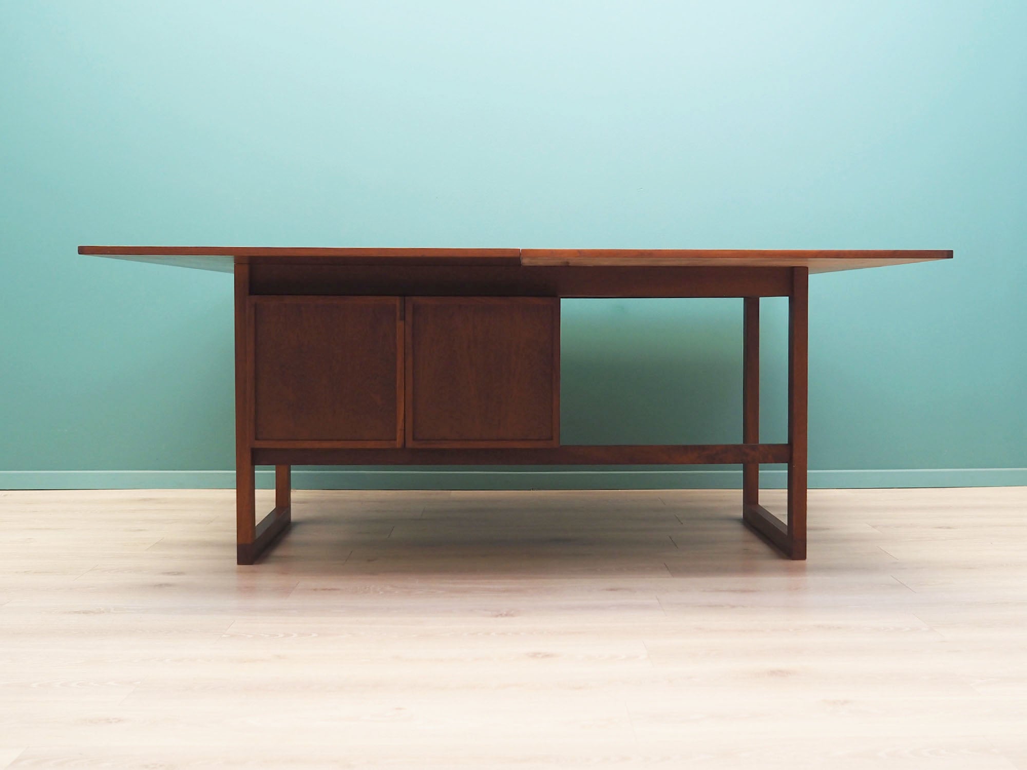 Teak_desk,_Danish_design,_1970s,_production:_Denmark