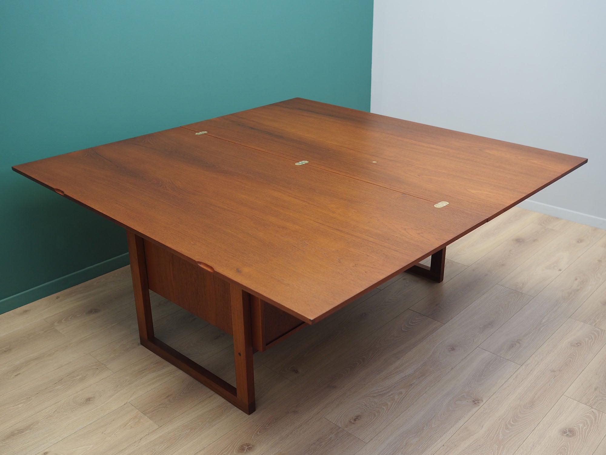 Teak_desk,_Danish_design,_1970s,_production:_Denmark