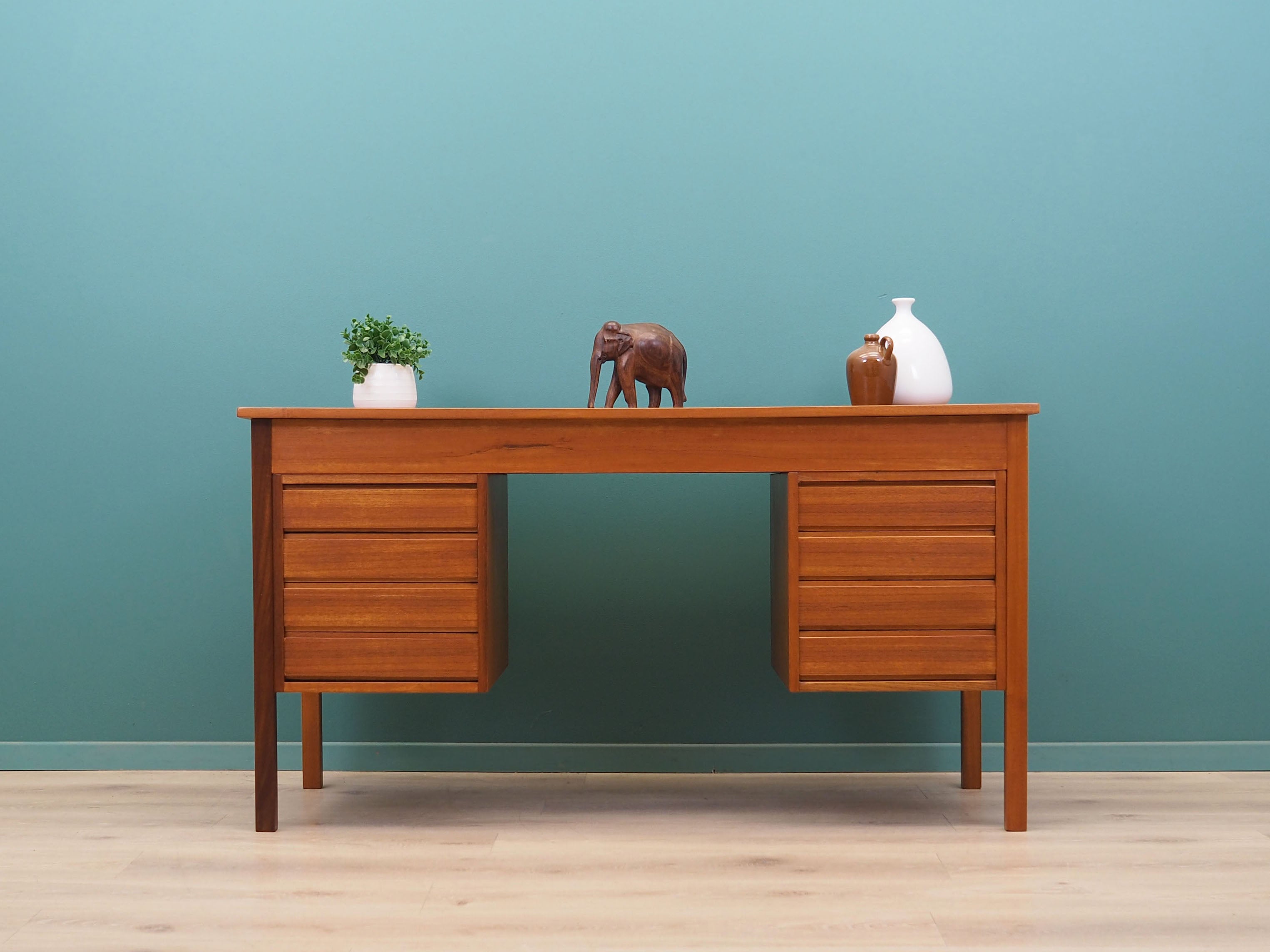 Teak_desk,_Danish_design,_1970s,_production:_Denmark