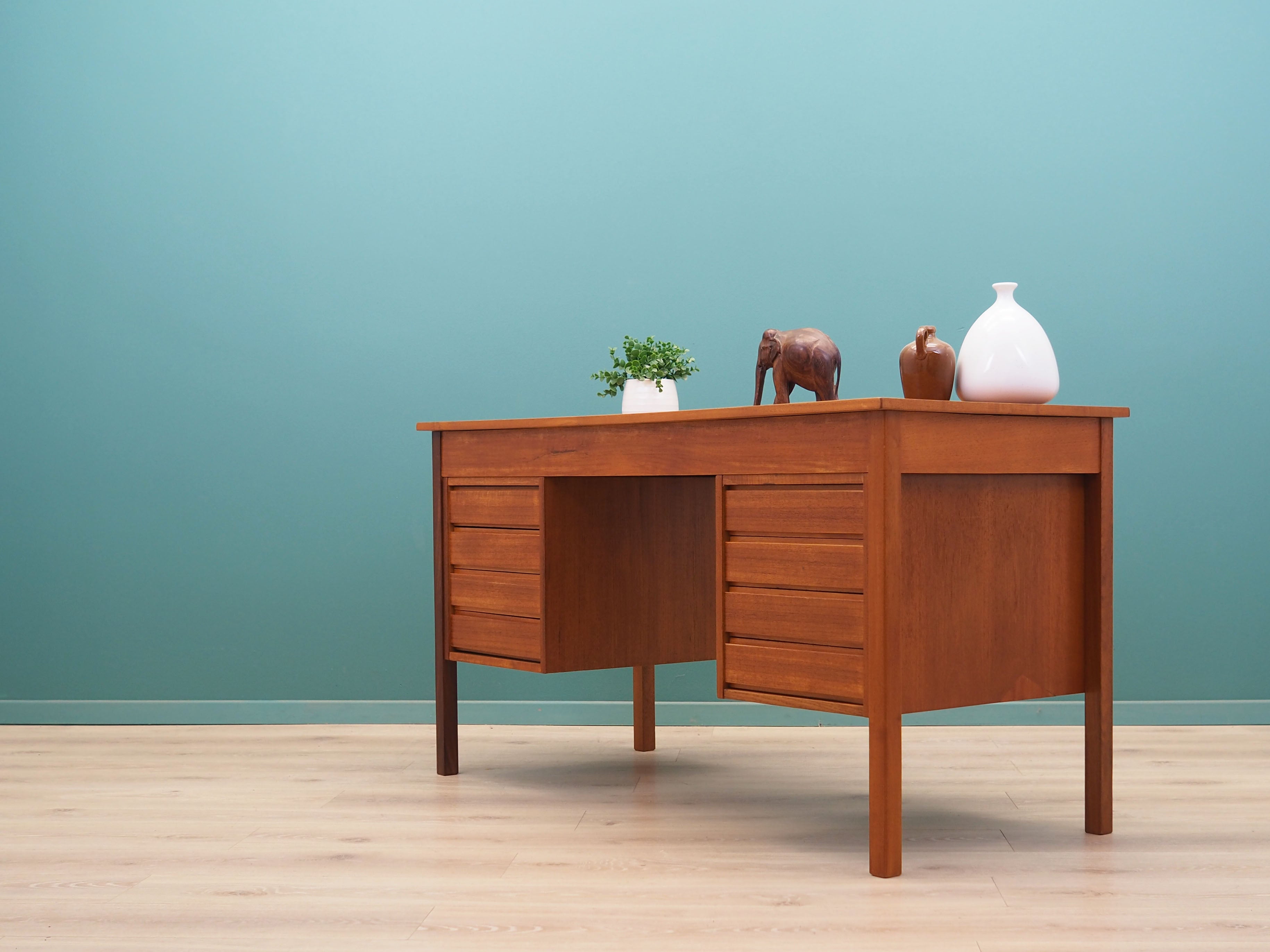 Teak_desk,_Danish_design,_1970s,_production:_Denmark