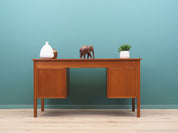 Teak_desk,_Danish_design,_1970s,_production:_Denmark