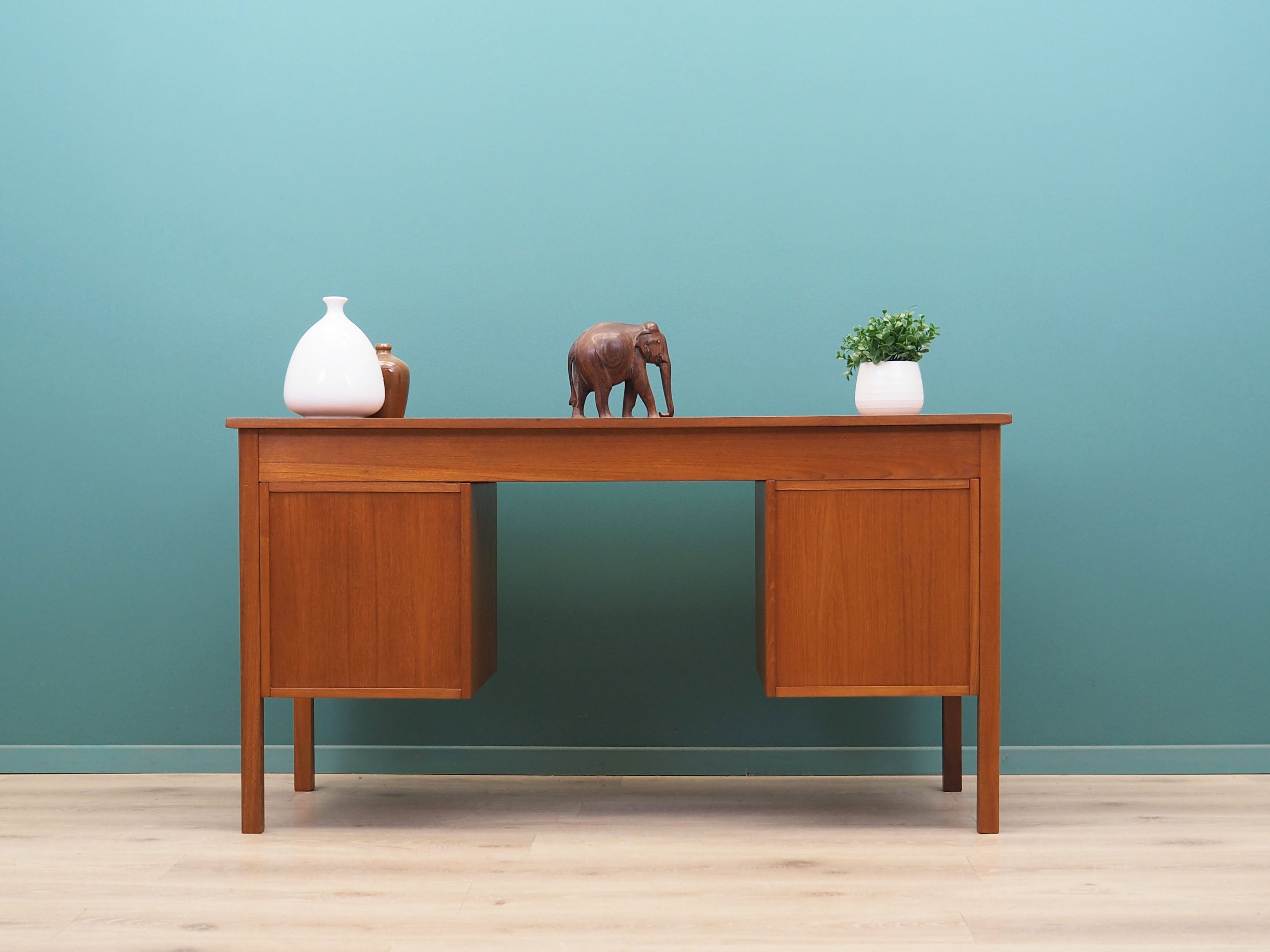 Teak_desk,_Danish_design,_1970s,_production:_Denmark