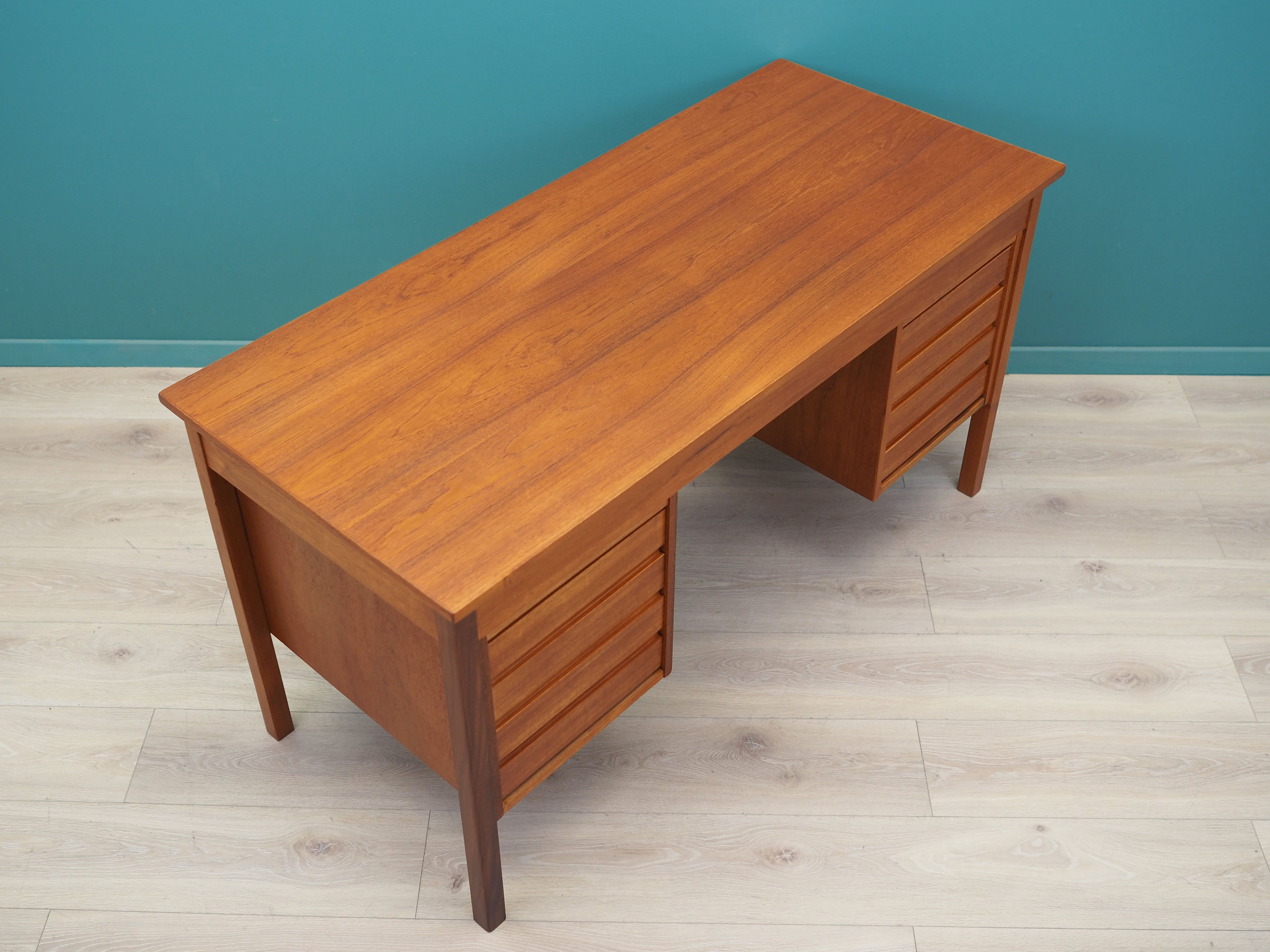 Teak_desk,_Danish_design,_1970s,_production:_Denmark