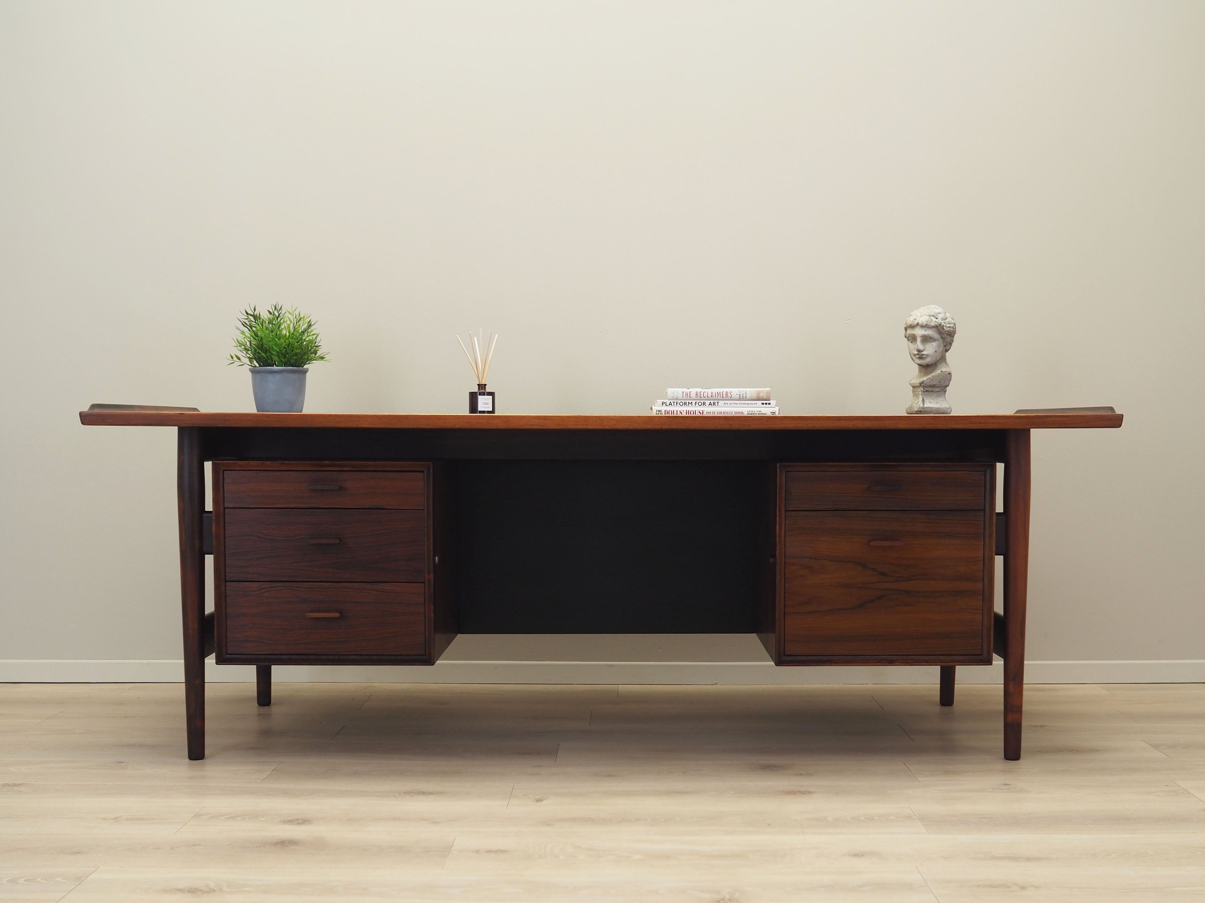 Rosewood_desk,_Danish_design,_1960s,_designer:_Arne_Vodder,_production:_Sibast