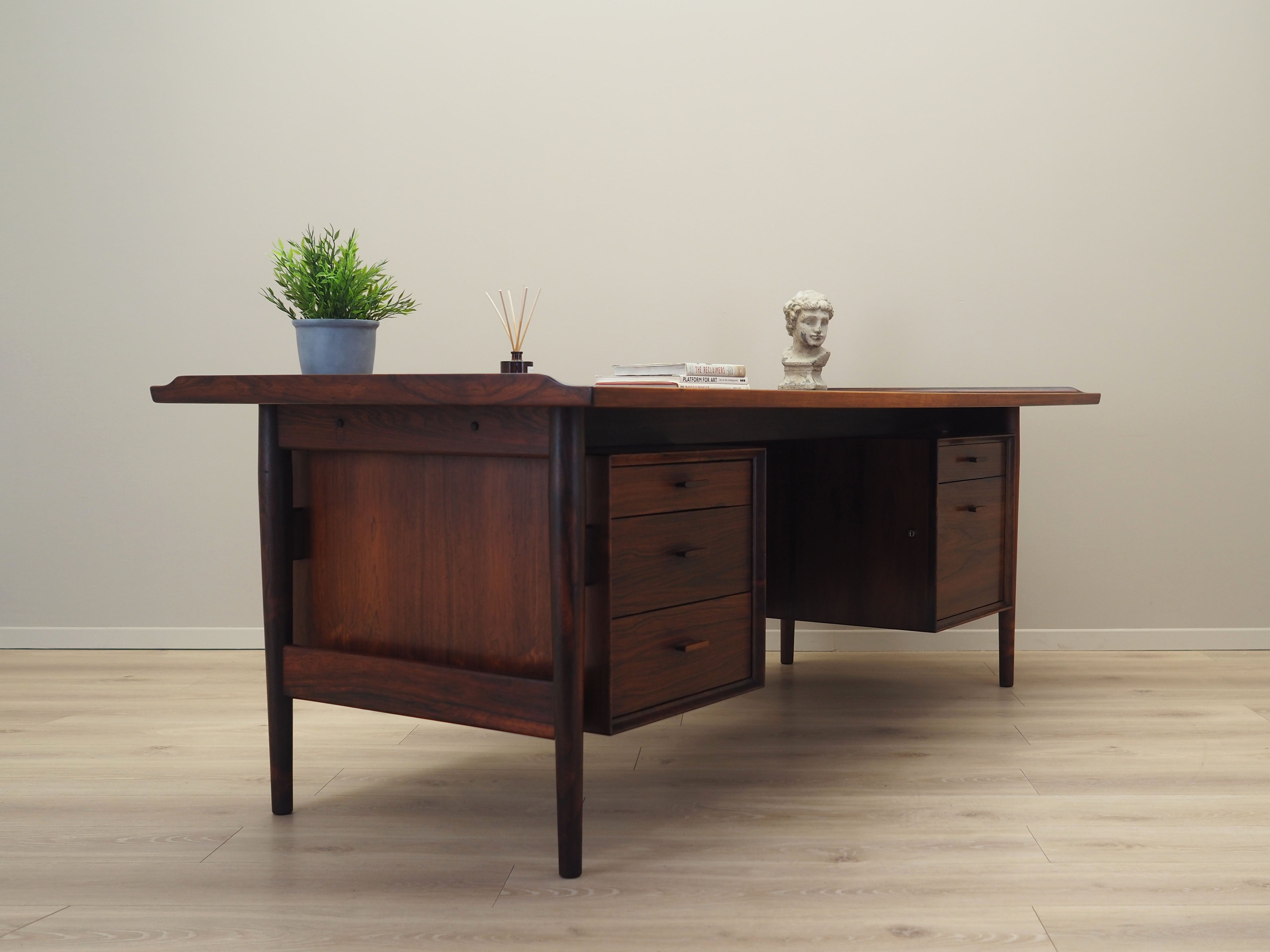 Rosewood_desk,_Danish_design,_1960s,_designer:_Arne_Vodder,_production:_Sibast