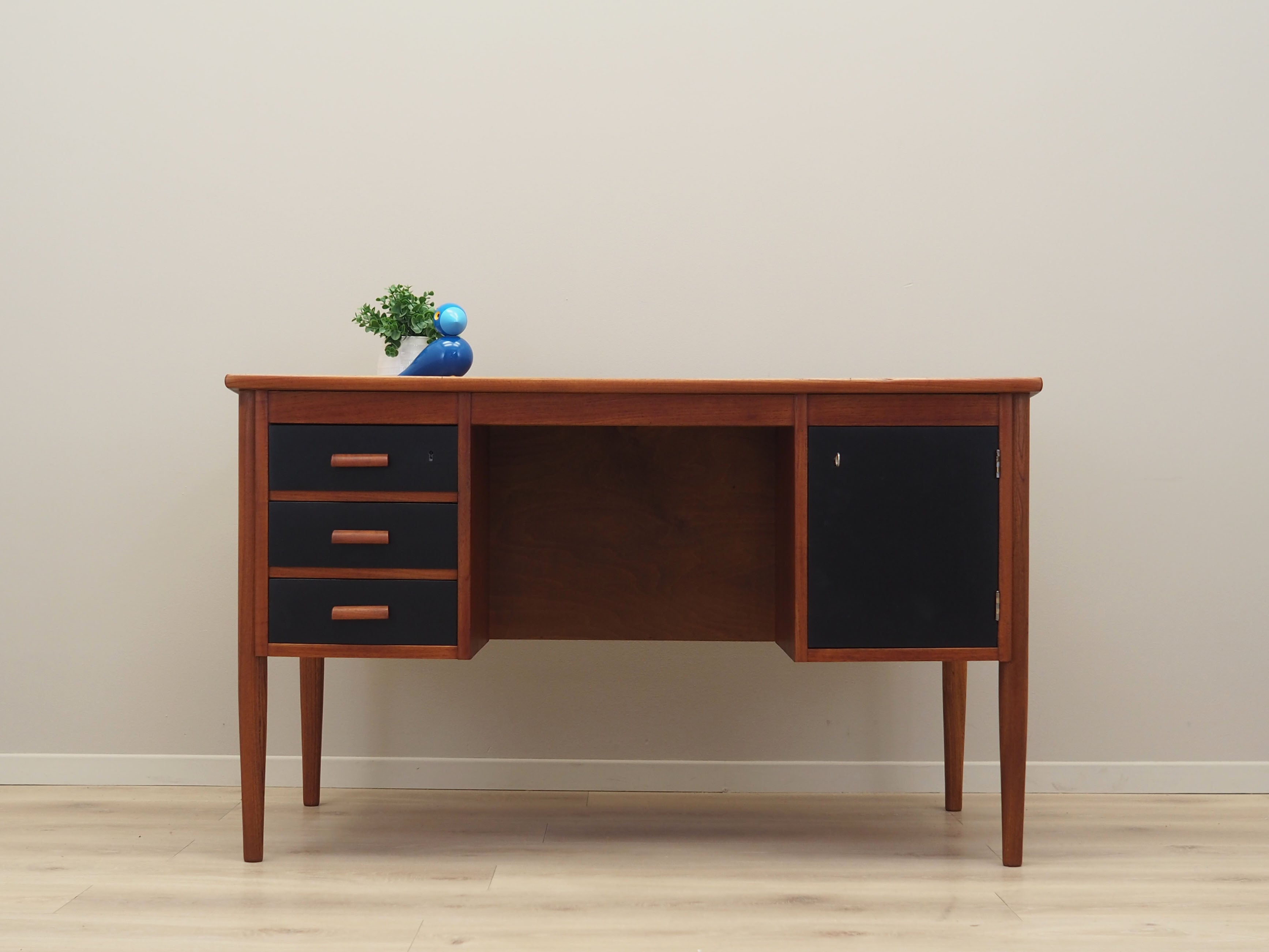 Teak_desk,_Danish_design,_1970s,_production:_Denmark