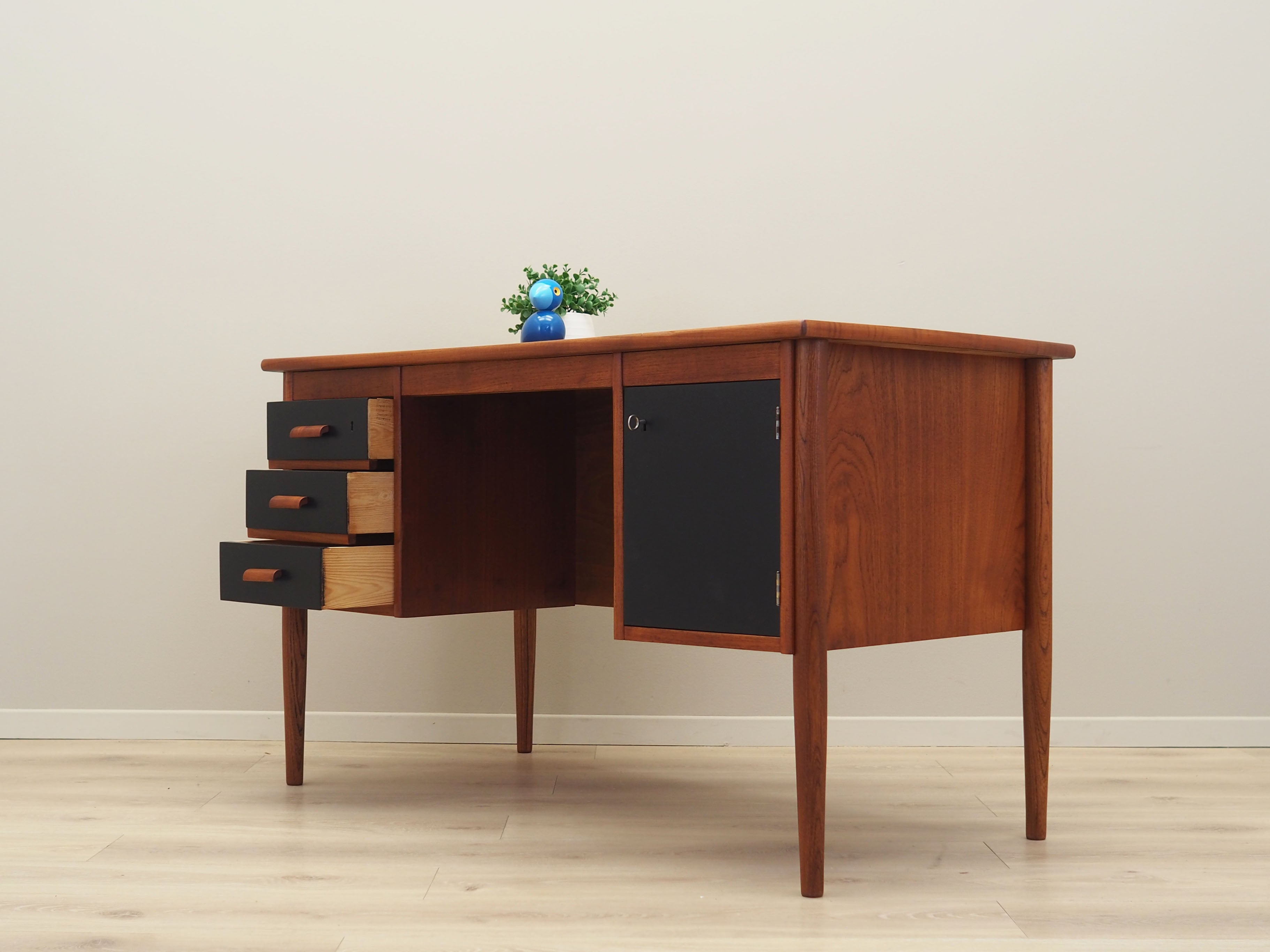 Teak_desk,_Danish_design,_1970s,_production:_Denmark