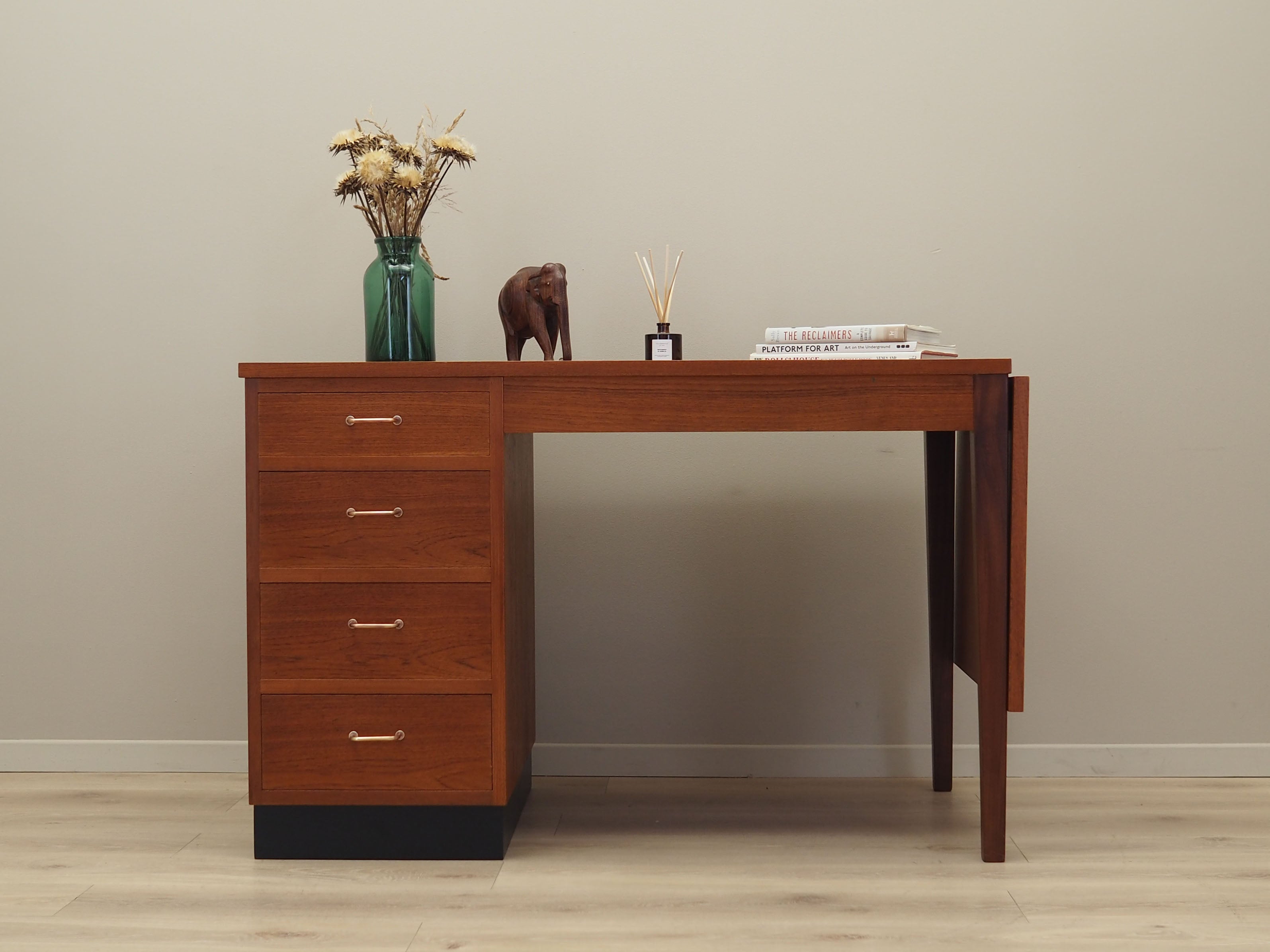 Teak_desk,_Danish_design,_1970s,_production:_Denmark