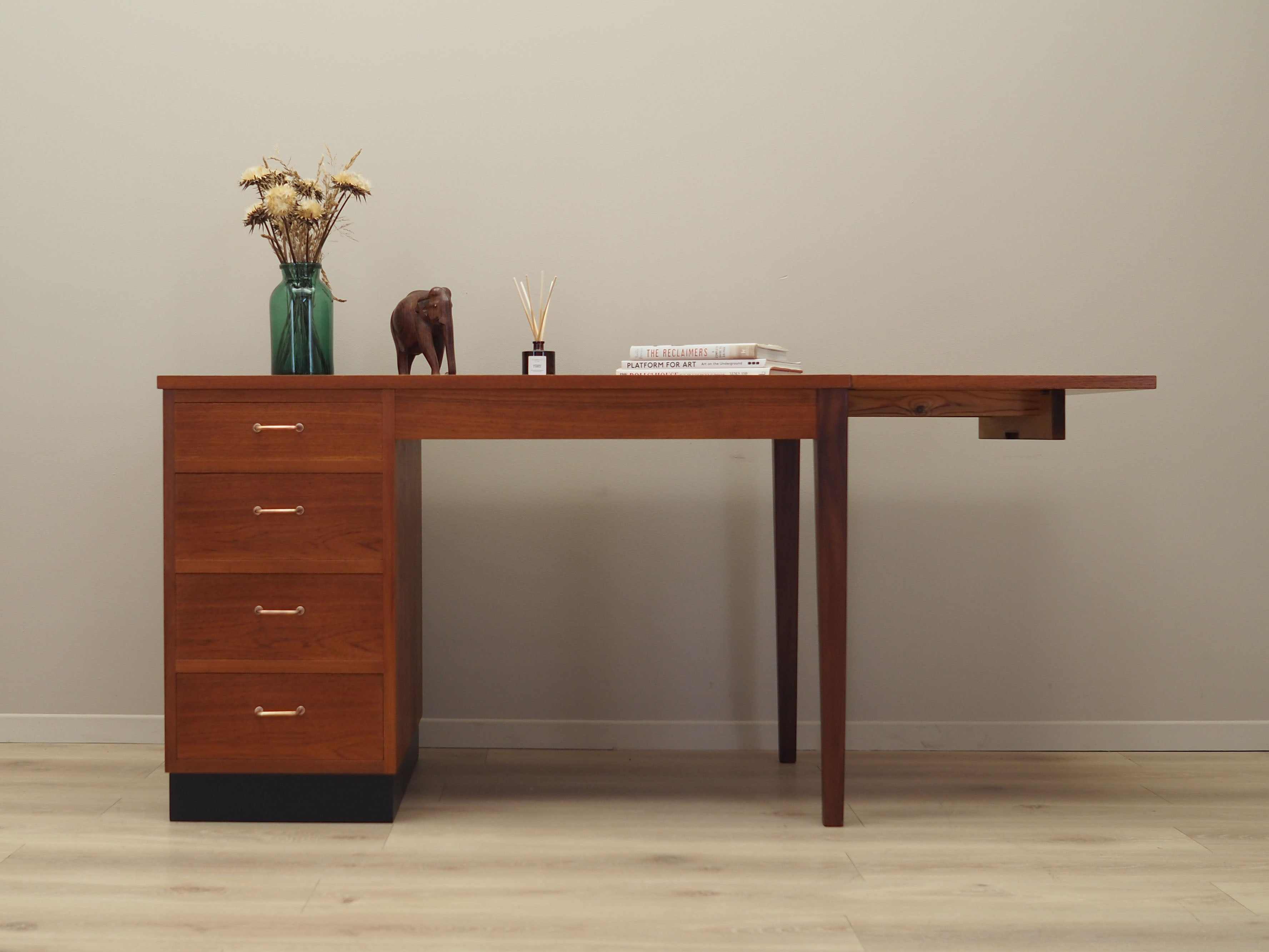 Teak_desk,_Danish_design,_1970s,_production:_Denmark