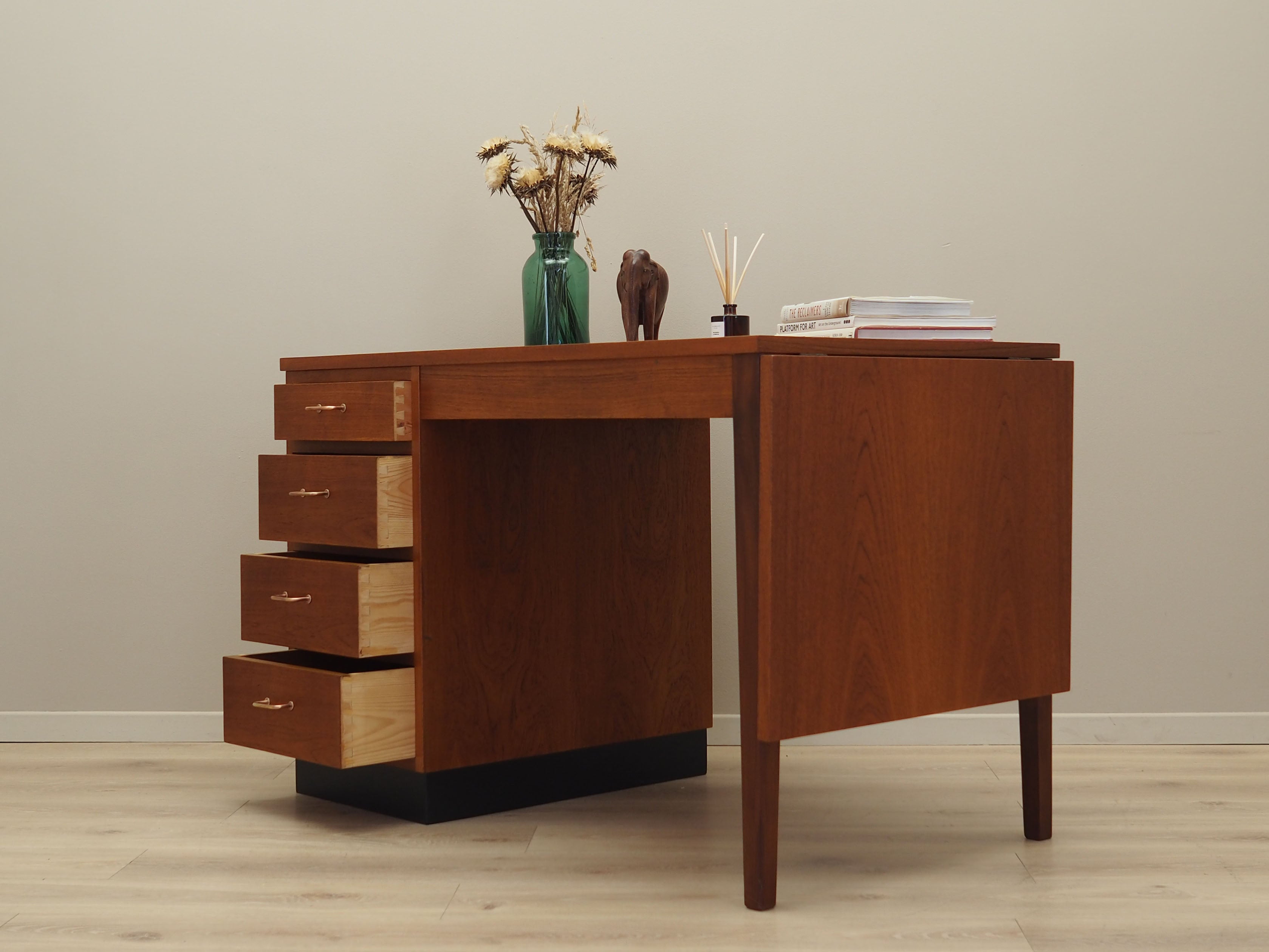 Teak_desk,_Danish_design,_1970s,_production:_Denmark